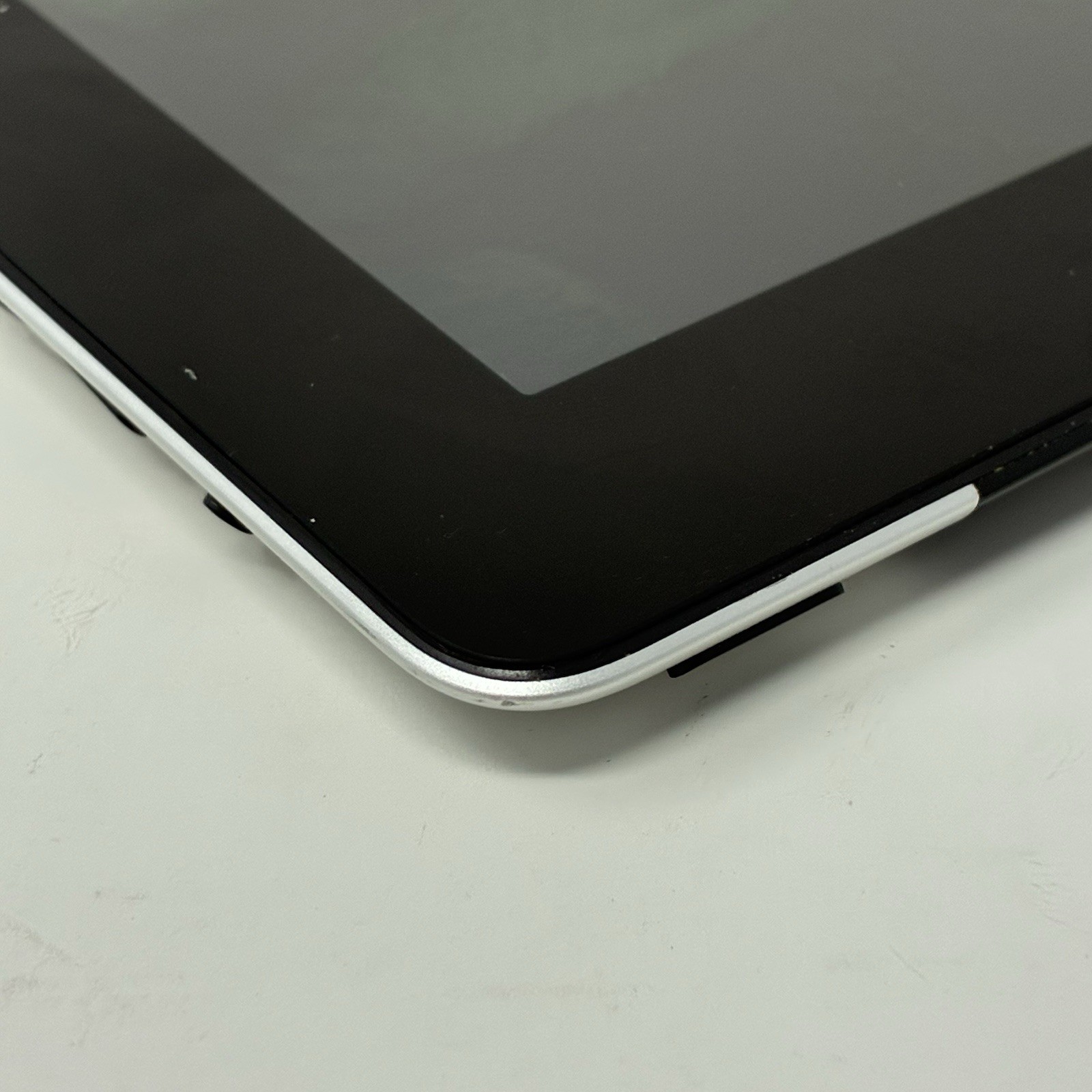 Apple iPad 64GB A1430 3rd Generation Silver – No Charger – No Physical Damage