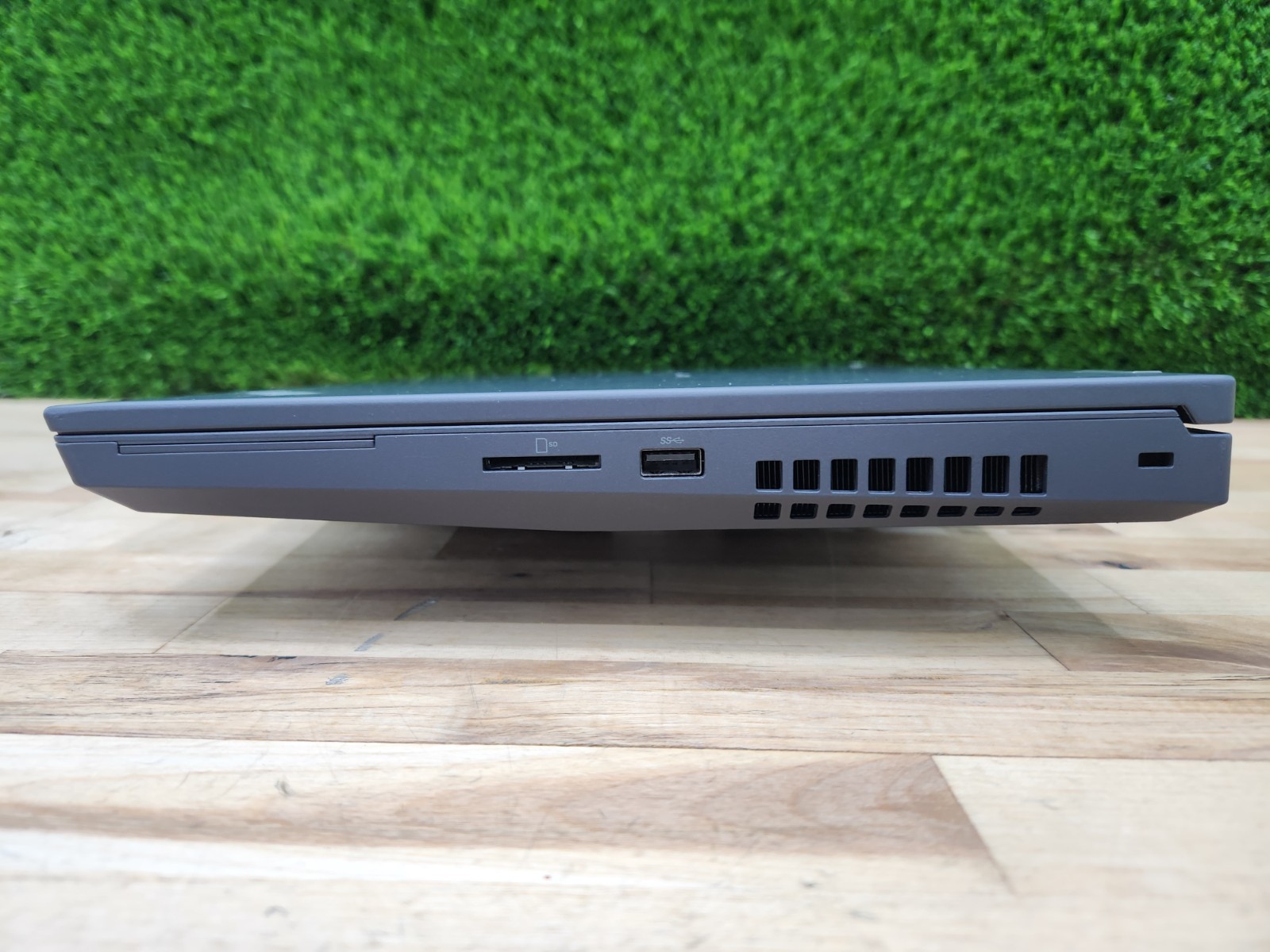 Lenovo ThinkPad P15 Gen 1 15.6″ FHD i7-10750H 32GB RAM Quadro T1000 Win 11 Pro ~