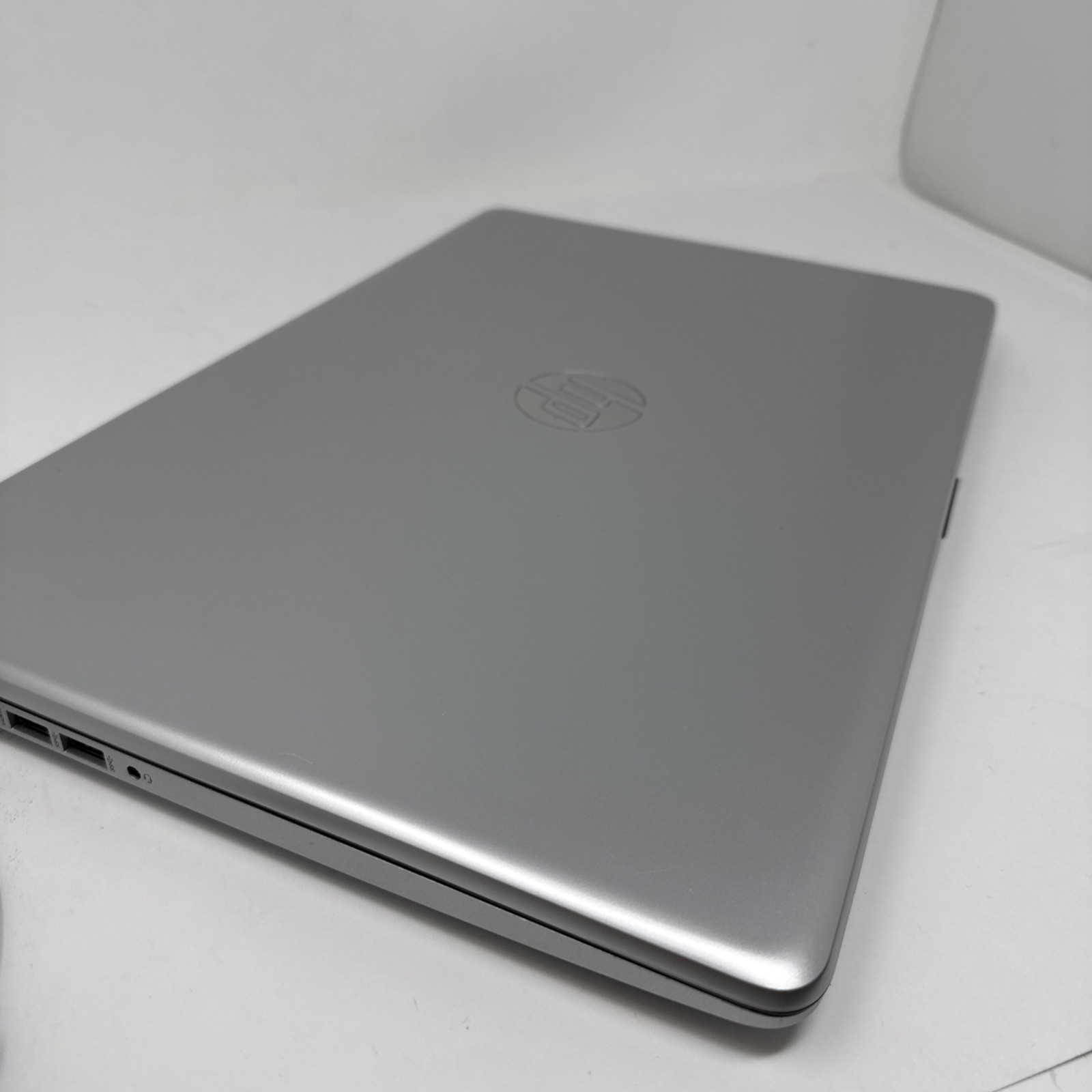 HP 17-by1061st 17.3” Intel Core i3 Laptop Boots To Windows Login Includes