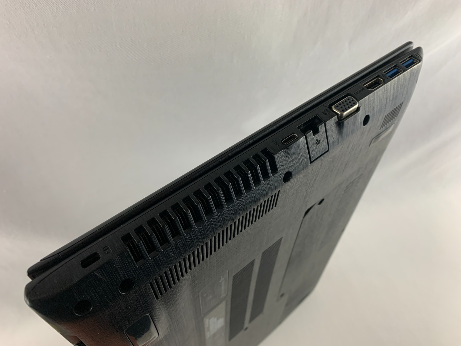 Acer Aspire E5-575 Laptop Intel Core i5-7200U 2.5GHz, 8GB RAM, 256GB SSD, W10H