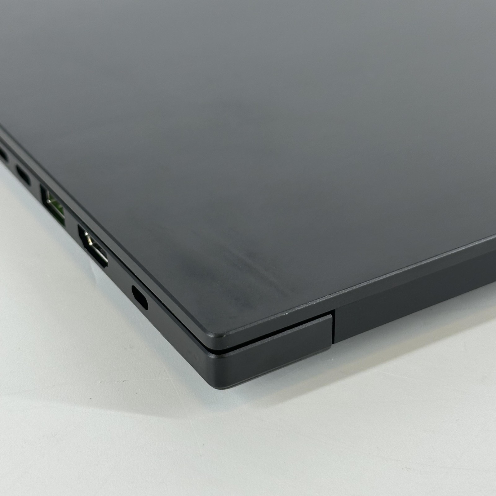 Razer Blade 16 240Hz QHD+ 2.0 GHz Ryzen AI 9 HX 370 64GB 2TB/2TB RTX 5090
