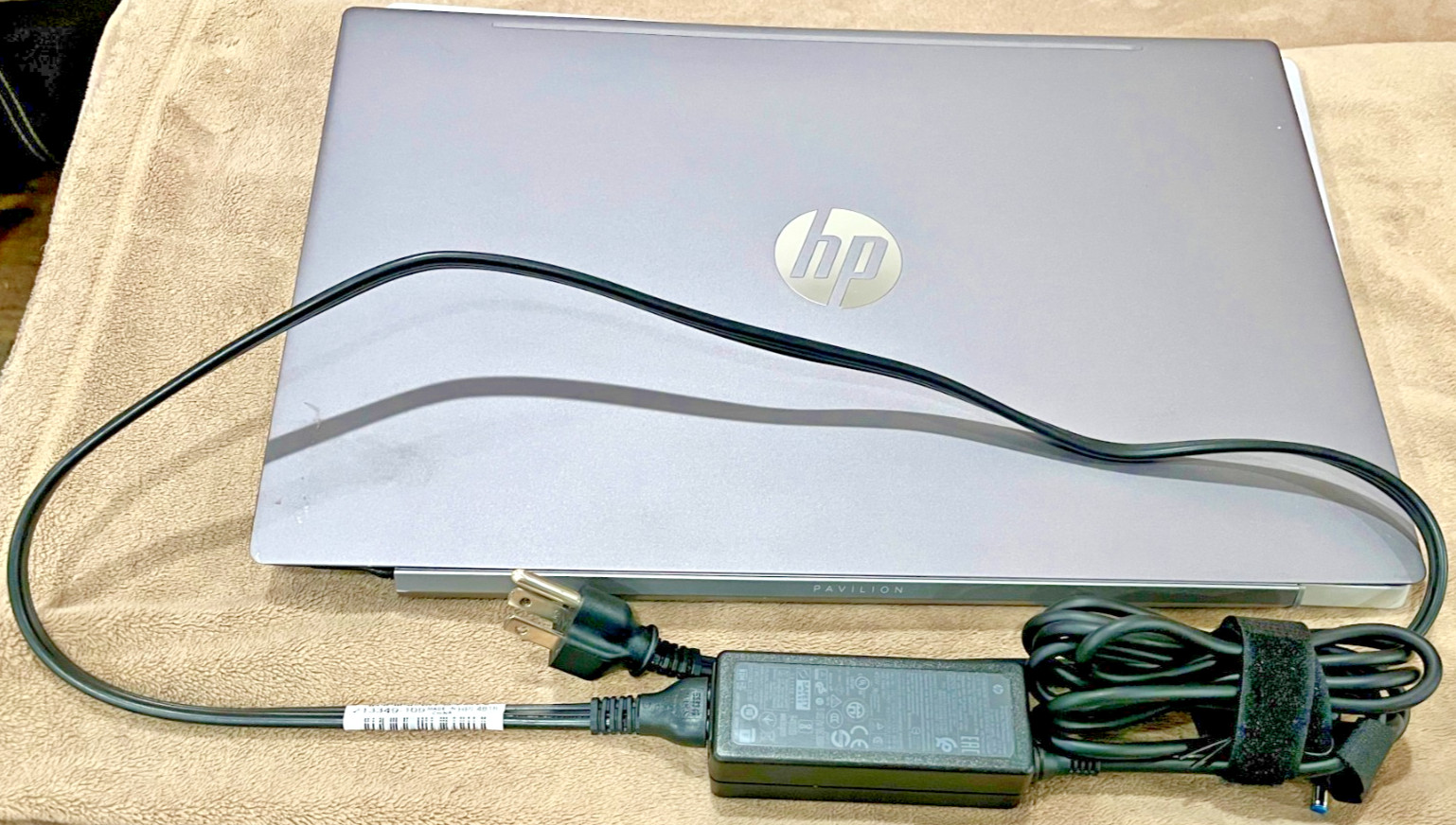 HP Pavilion 15-cs1065cl Laptop Powers On Broken Hinges Parts or Repair