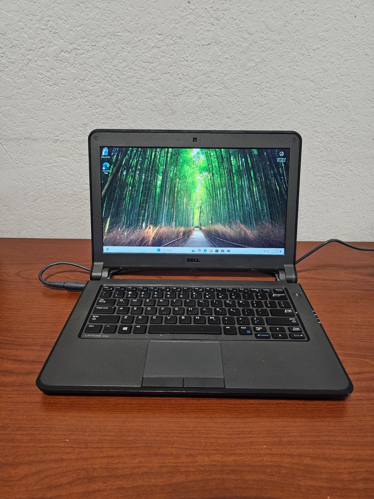 DELL Latitude 3340 Laptop (13.3″, i3-4005U, 8 GB/128 GB SSD, Win11) – READ!