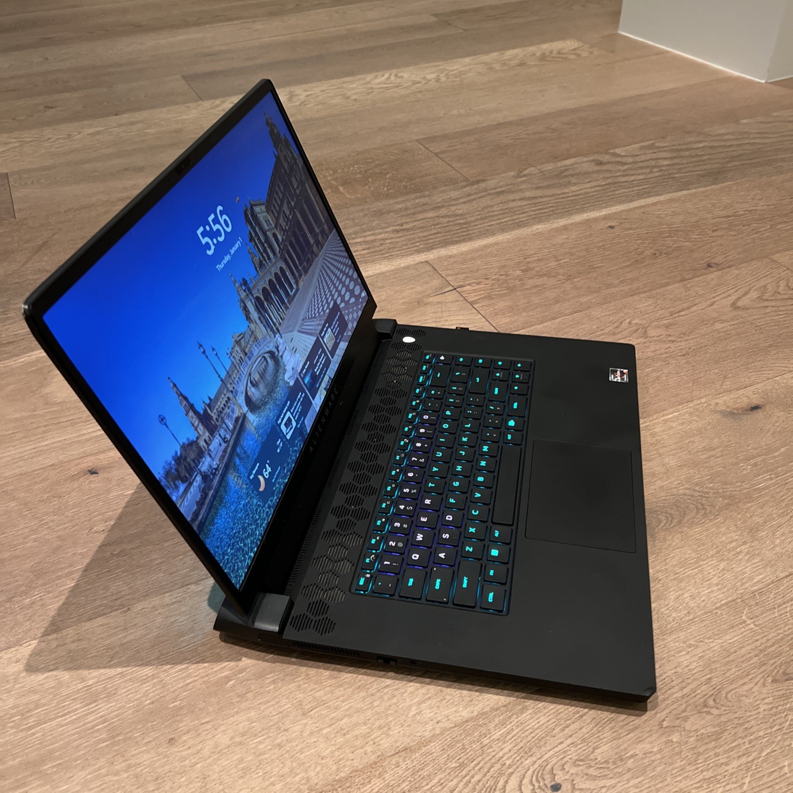 Alienware m17 r5 amd ryzen 9 6900HX 32GB RAM Windows 11 Home 8GB Graphics Card
