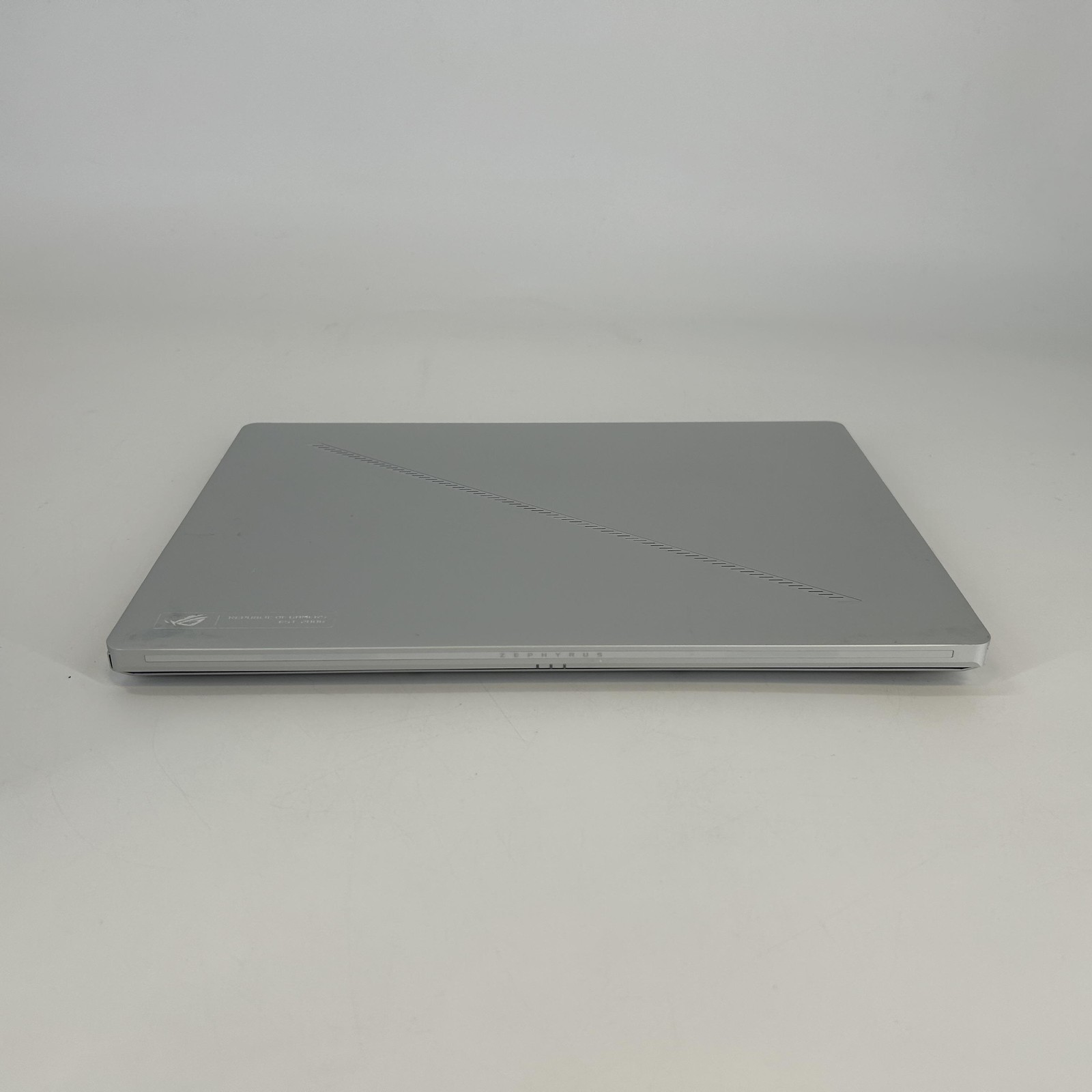 Asus ROG Zephyrus G14 GA403 14 120Hz QHD+ 4GHz Ryzen 9 8945HS 16GB 1TB RTX 4060