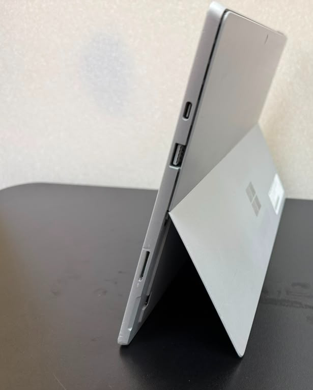 Microsoft Surface Pro 7 i5-1035G4 8GB RAM 256GB SSD 12.3″ Touch White Spot Used