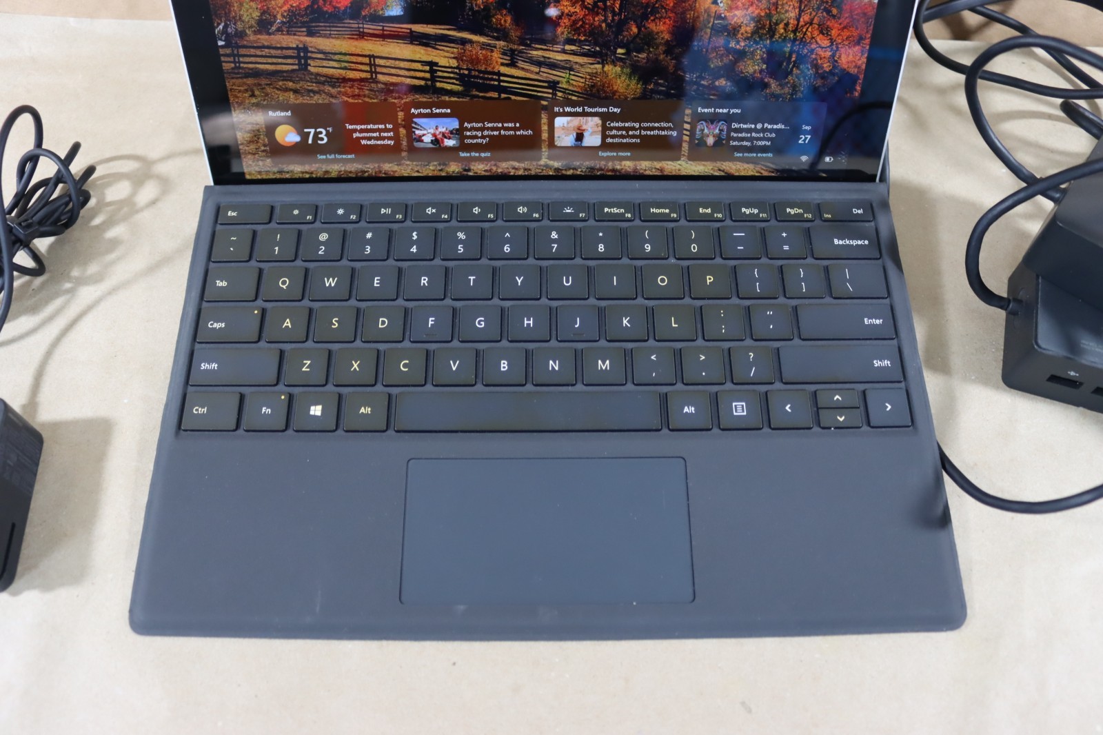 Microsoft Surface Pro 5 i5-7300U 8GB RAM 256GB Wi-Fi + LTE
