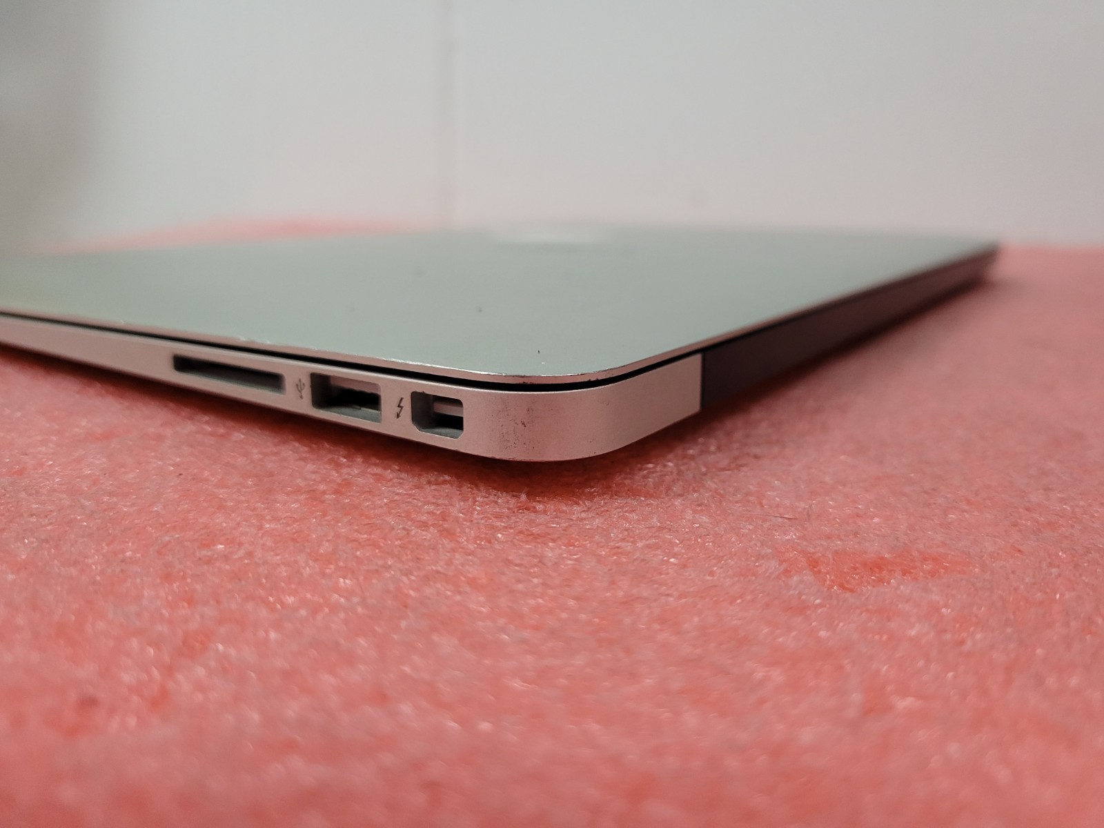 Apple MacBook Air 2015 A1466 13″ i7-5650U 4GB RAM 256GB SSD *Read* | C1066