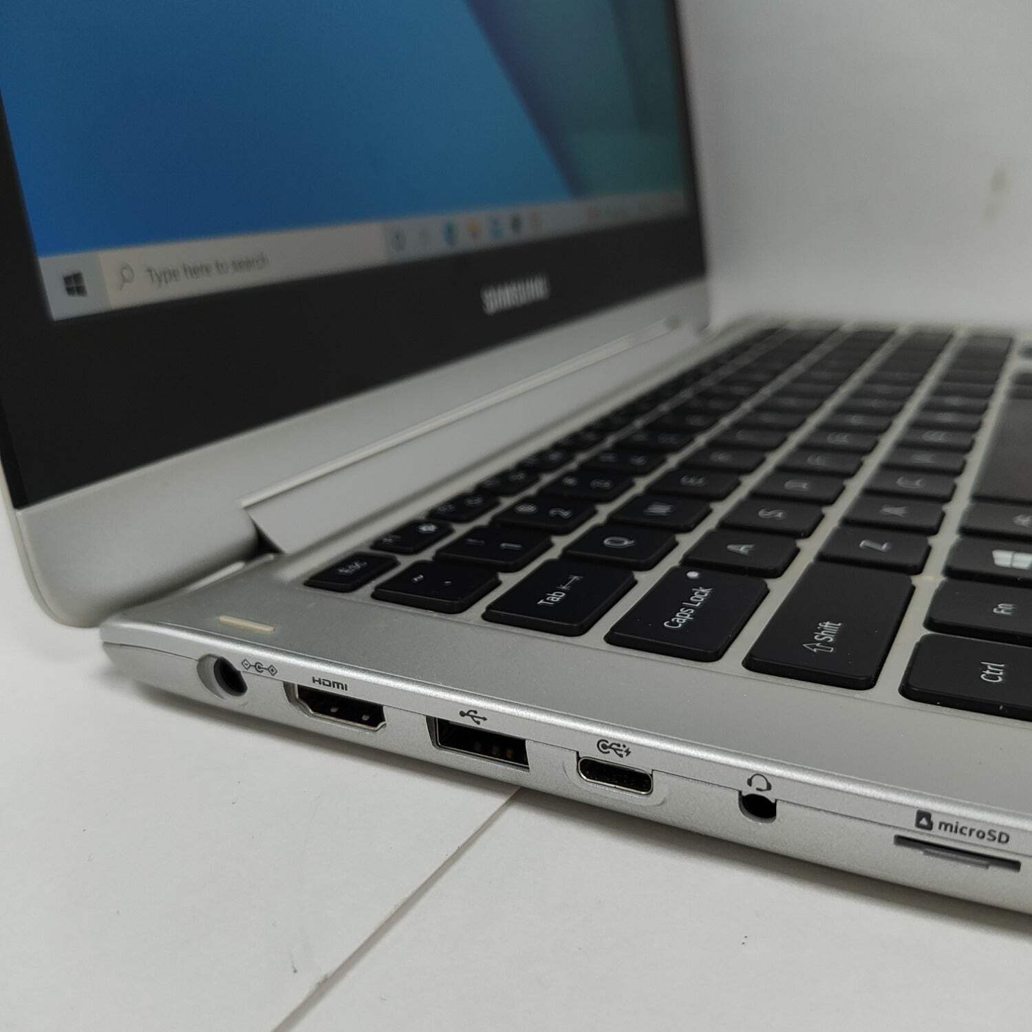Samsung 740U NP740U3M 13.3″ i5-7200U 2.5GHz 12GB RAM 1TB SSD