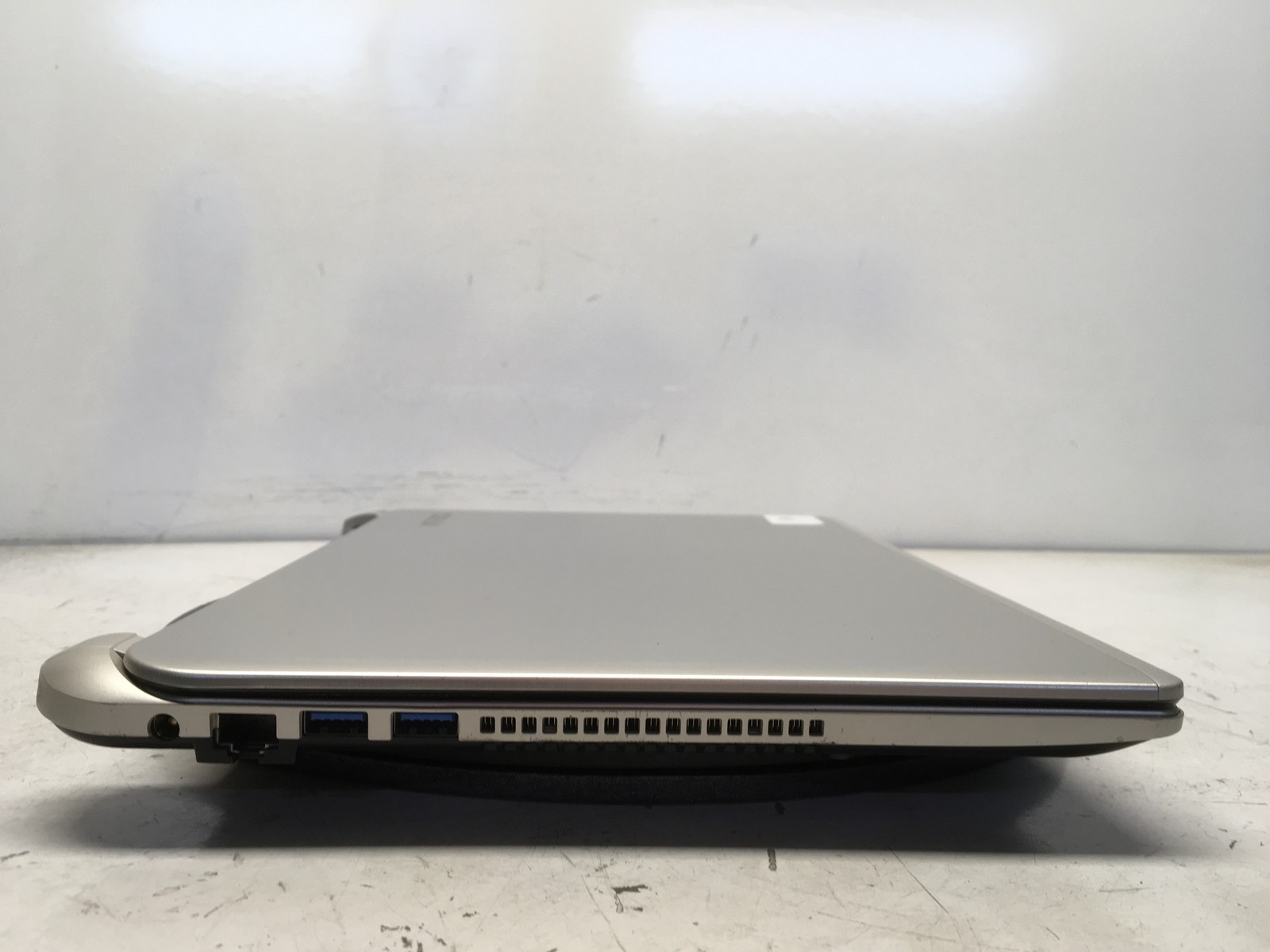 Toshiba Satellite E45-B4100 Intel i5-5200U 2.2GHz 6 GB NO HDD No Batt