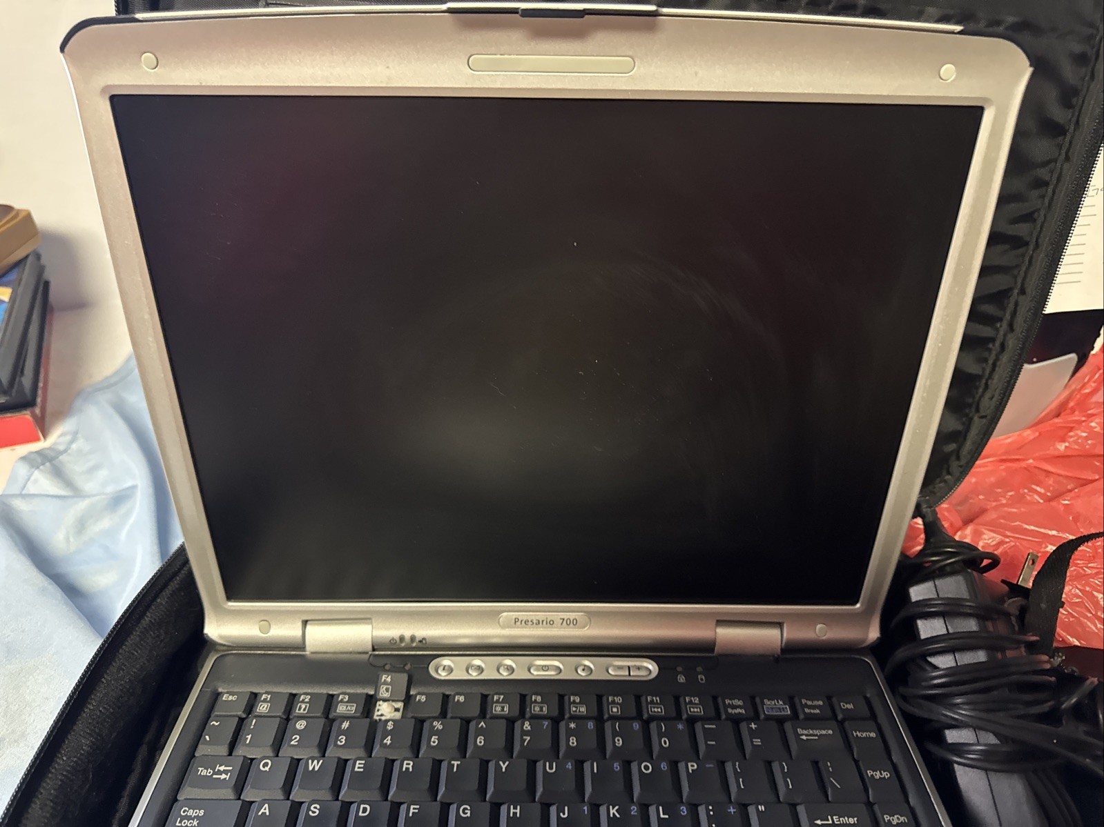 COMPAQ PRESARIO 700 14,1″ AMD DURON 600 MHz 400 MB RAM 20GB HDD WINDOWS XP !!