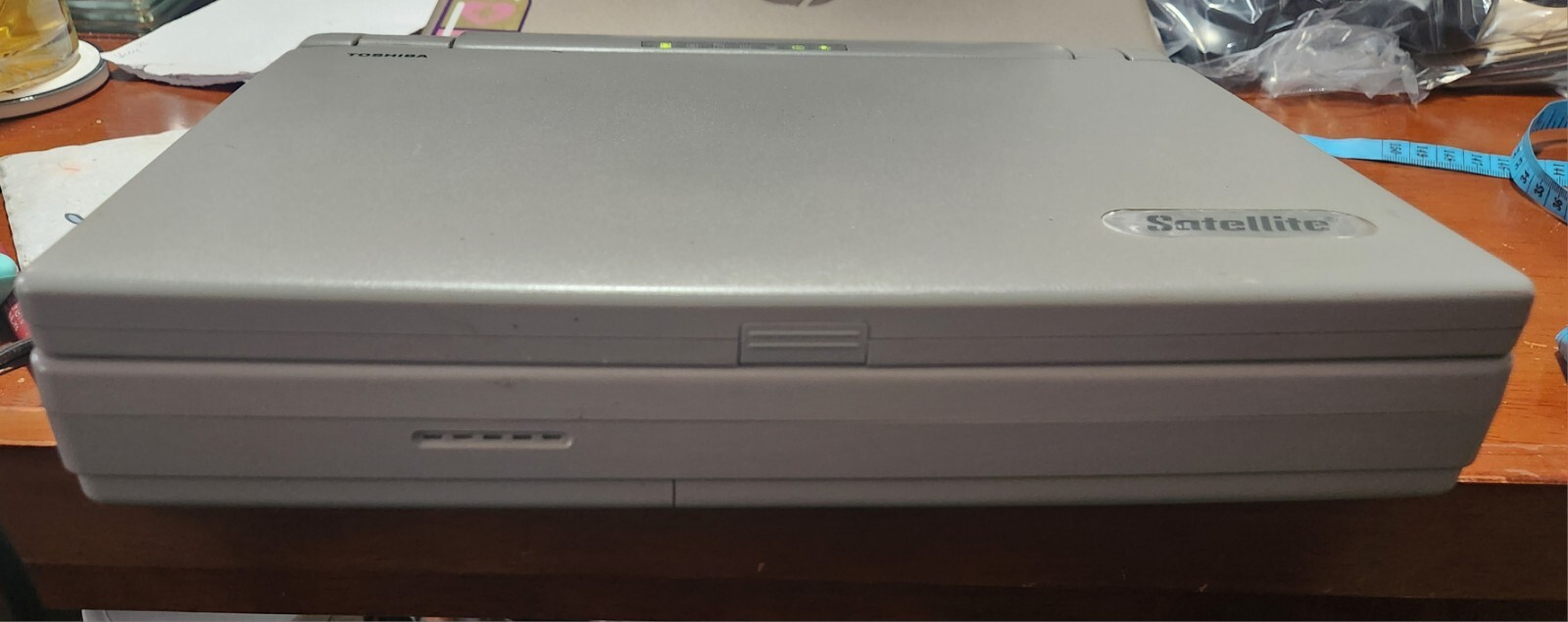 1995 Toshiba satellite loptop 100CS TURNS ON !!!