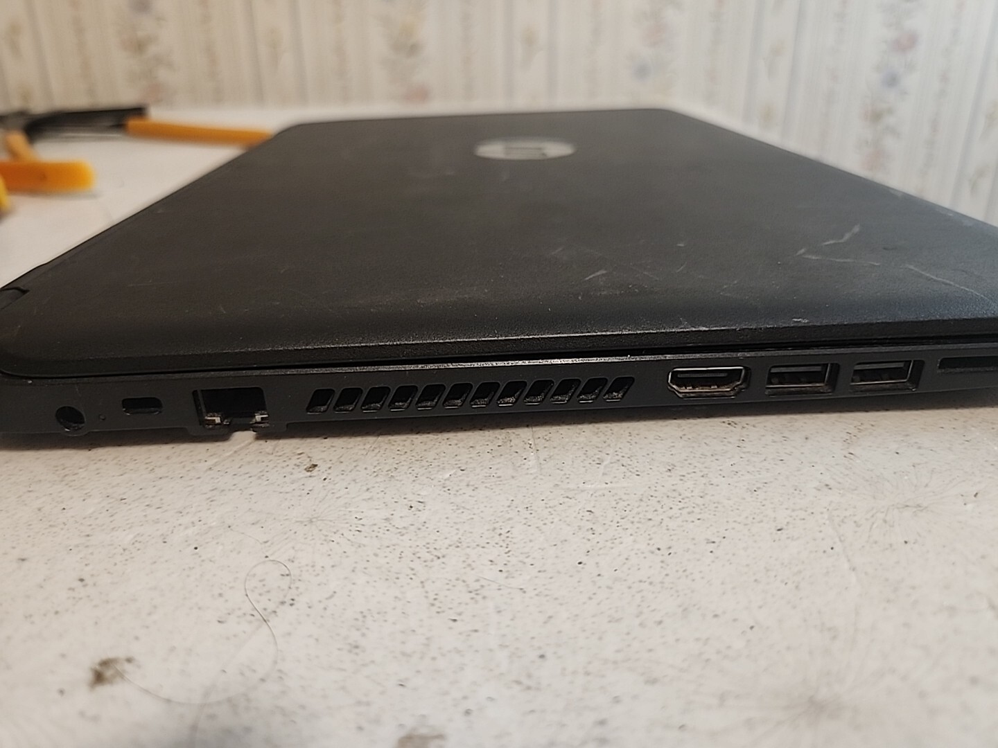 HP 15-F039WM Laptop Intel Celeron N2830 2.1 GHz 4GB ram AS IS NO Hdd/OS