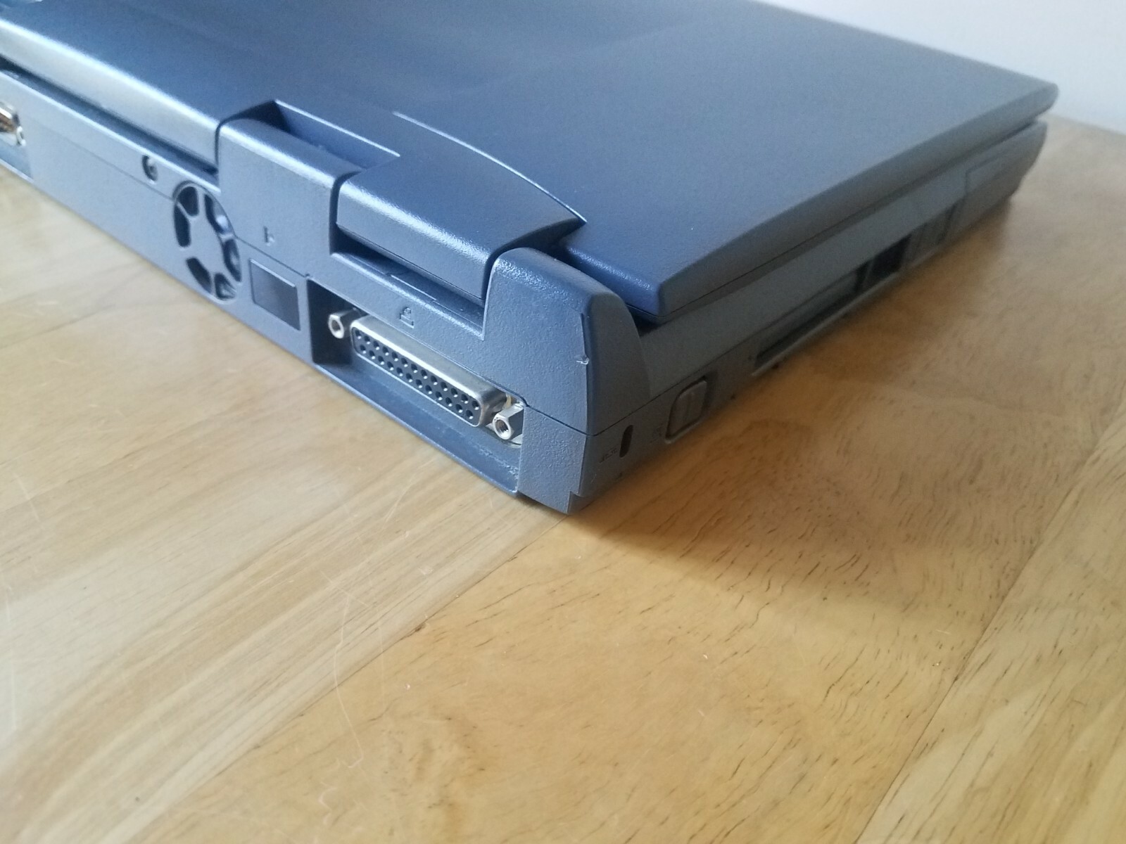 Toshiba Satellite 2595CDT 12.1” TFT(Intel Celeron @ 400MHz,128MB Ram,40GB HDD)