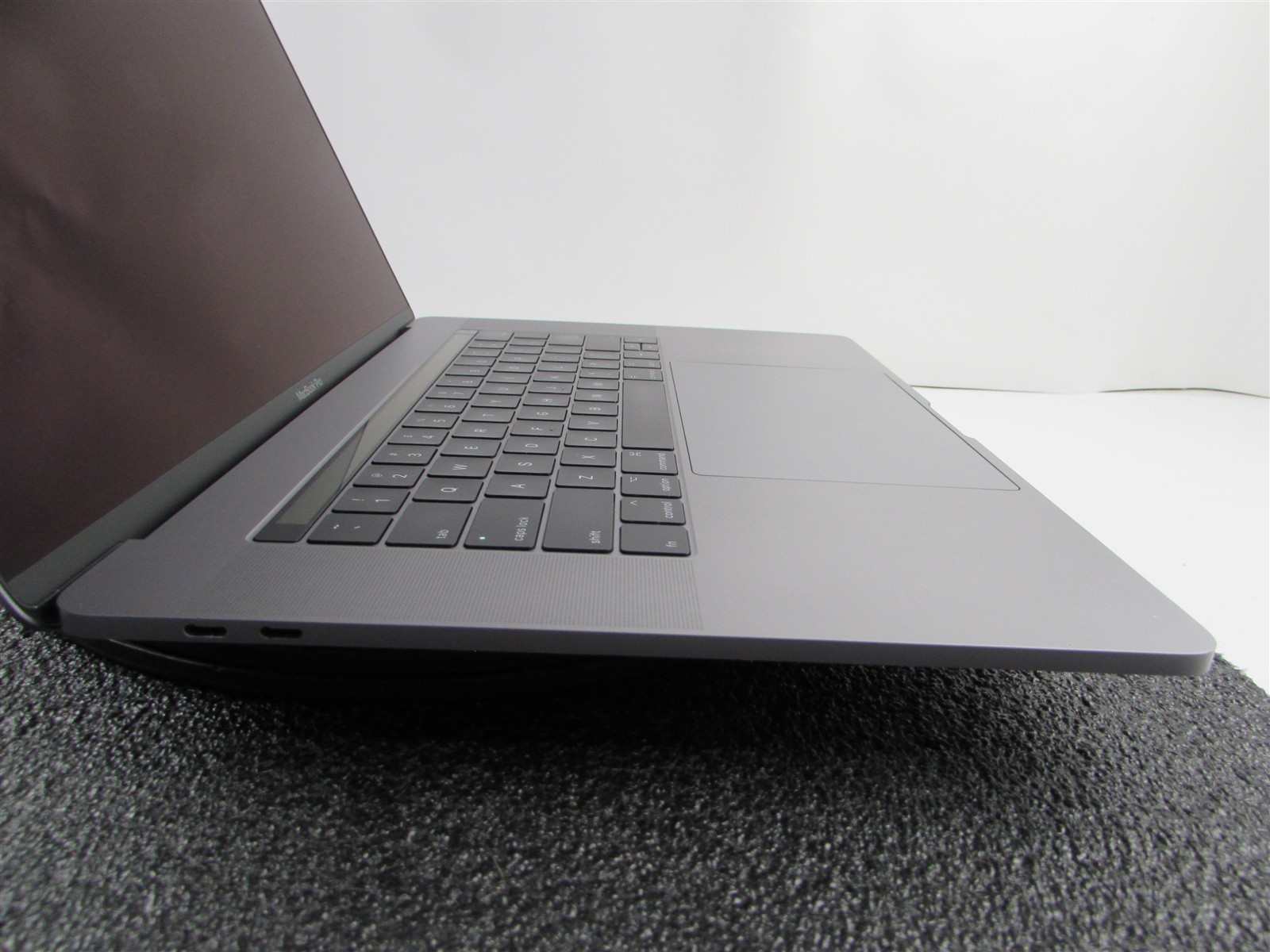 APPLE MACBOOK PRO A1707 2880X1800 I7-7700HQ 256GB SSD 16GB RAM AMD GPU NO O.S