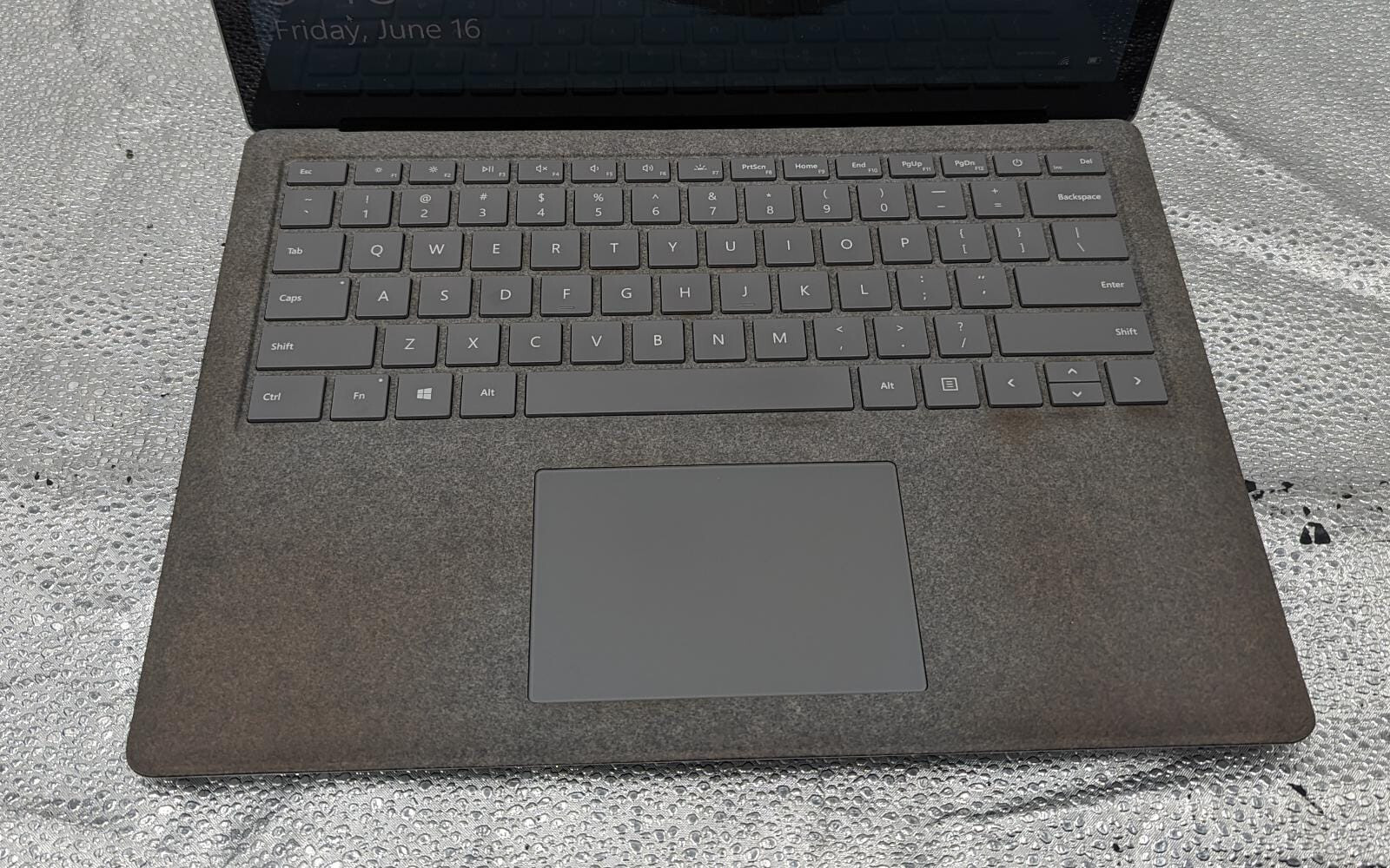 Microsoft Surface Laptop 13.5″ 256GB 8G Intel Core i5 7th Gen. 2.60 GHz *READ*