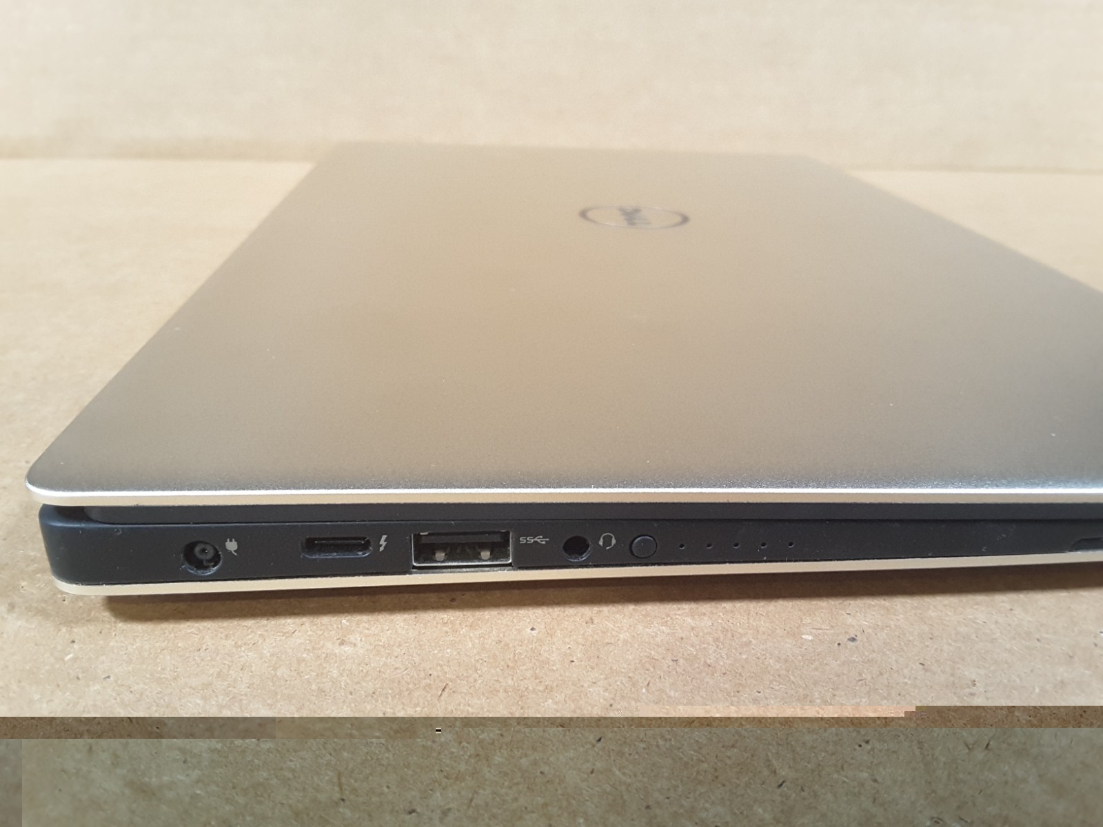 Dell XPS 13-9350 13.3-Inch, Intel Core i7-6560U 2.2GHz, 8GB RAM, 250GB, 2 AC Adr