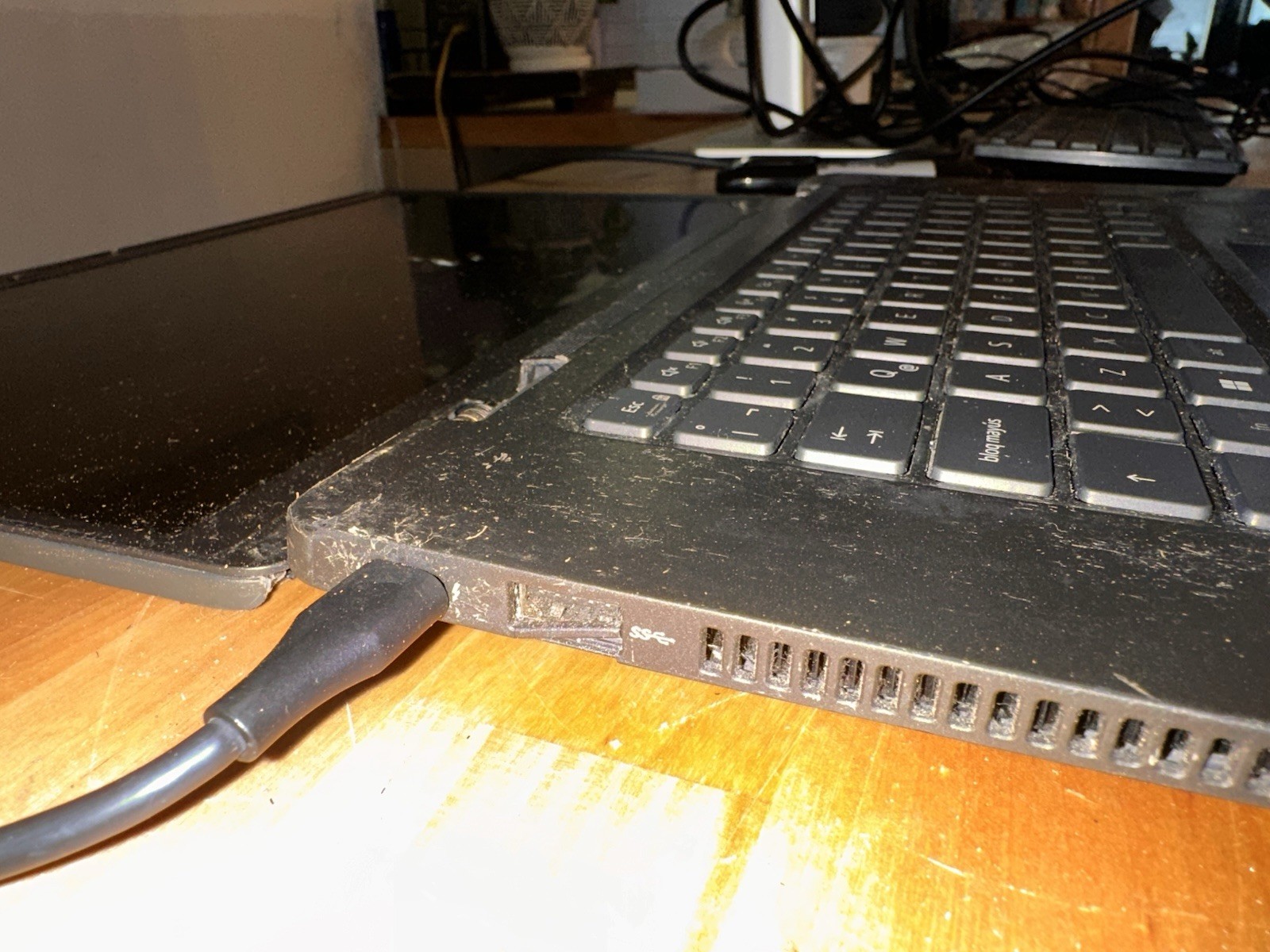 Dell Latitude 7520 Laptop NO POWER Hinge Damage Parts Repair SSD/RAM Unknown