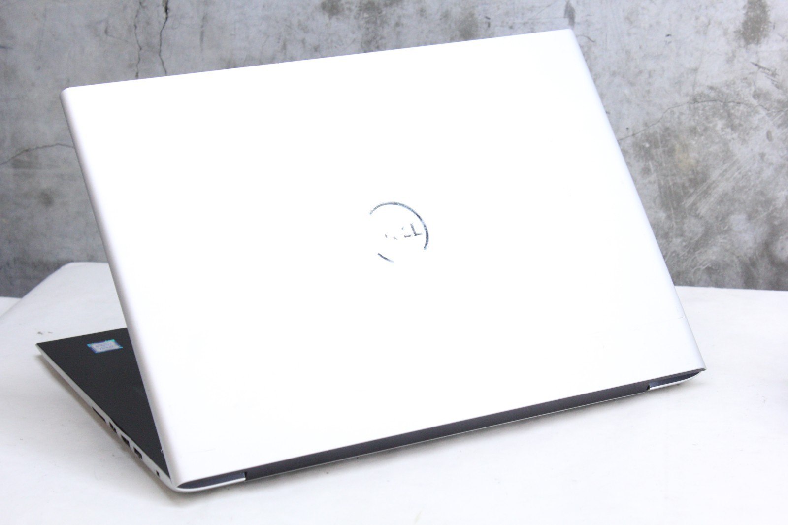 Dell Vostro 5471 | Cosmetic Grade C | i5-8250U, 8GB Ram, 256GB NVMe, Win 11 P