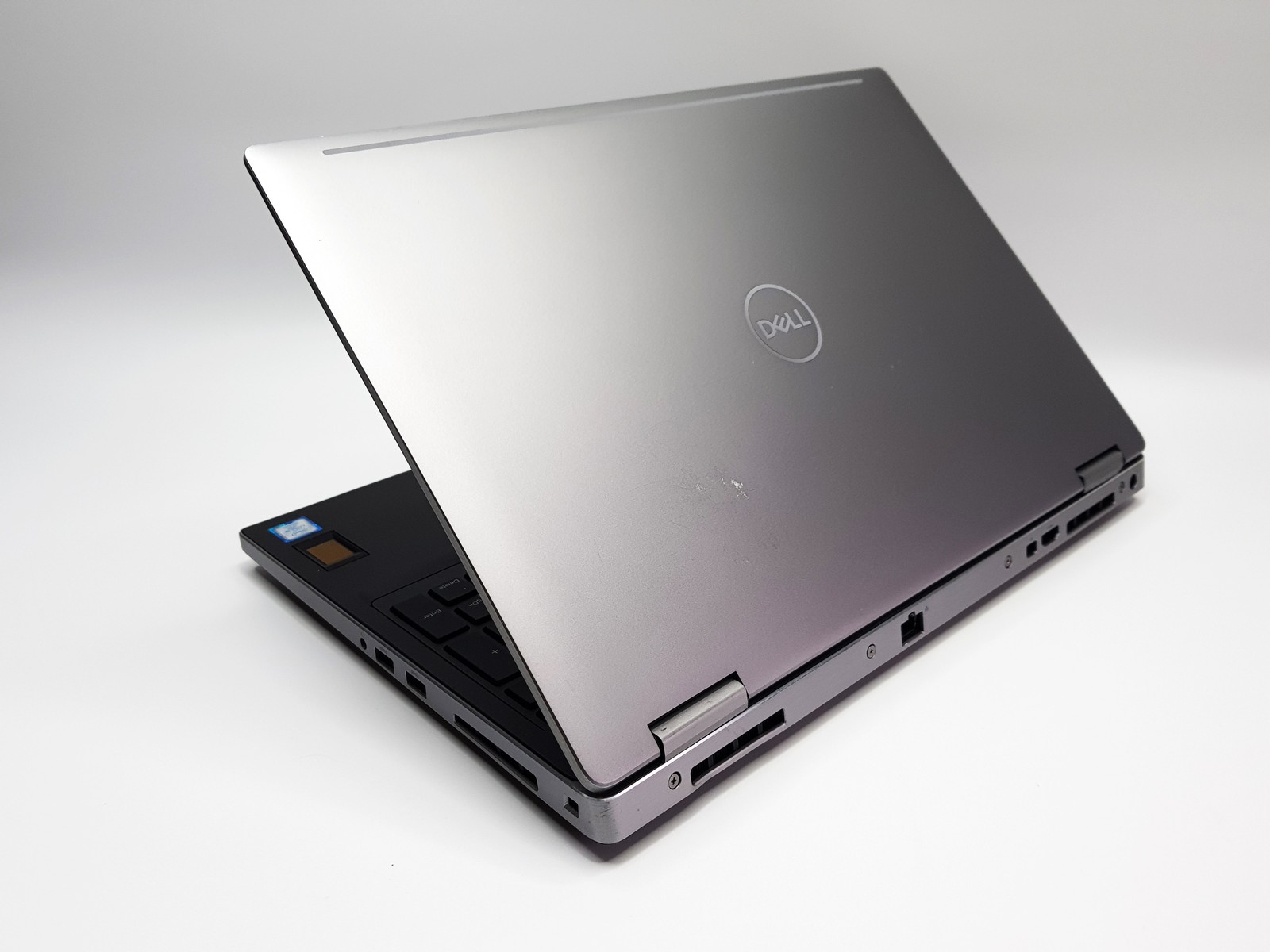 Dell Precision 7540 15.6″ FHD i9-9880H 16GB 512GB SSD UHD 630 Win 11 Pro Laptop