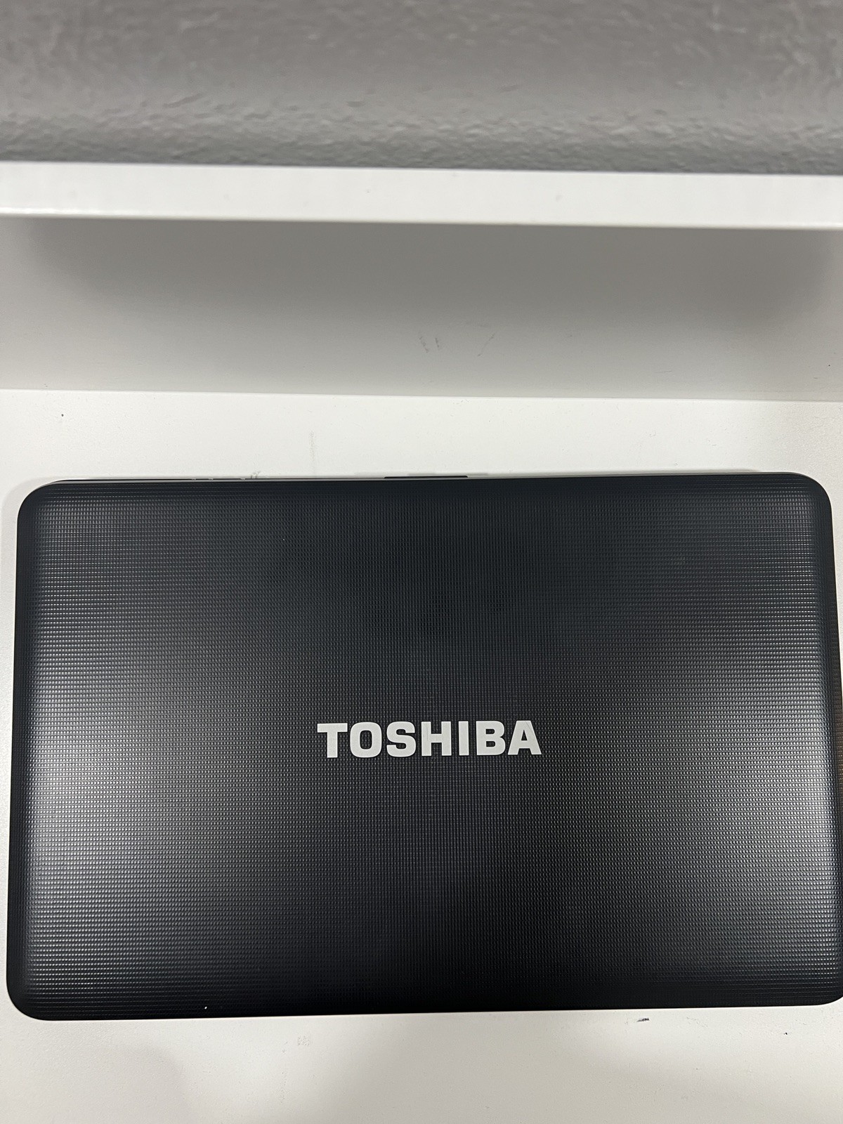 Toshiba Satellite C855D Laptop.8GB RAM 128GB SSD 1.3Ghz AMD E-300 Linux Lubuntu