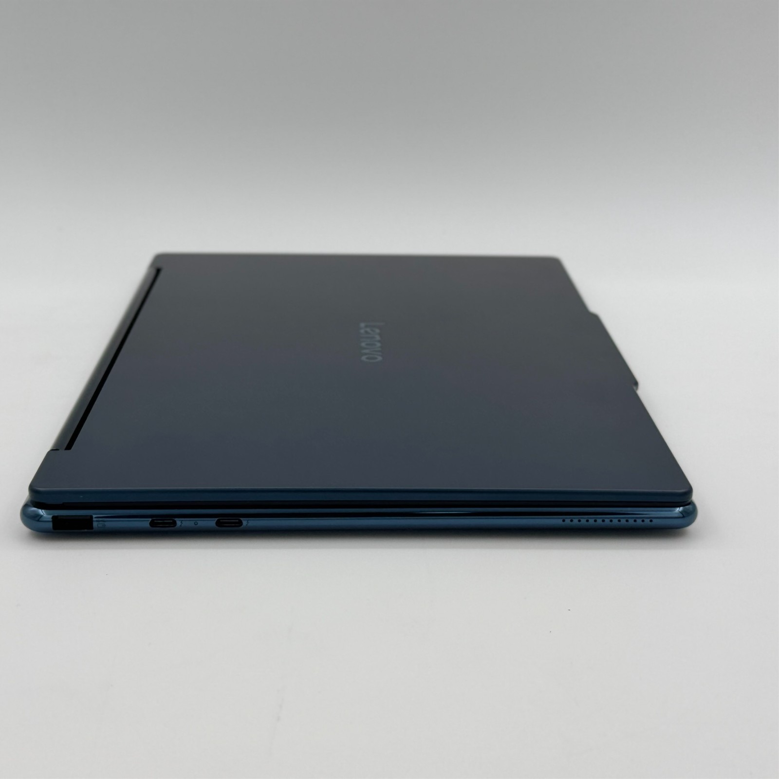 Lenovo Yoga 9i 2-in-1 Aura Edition 14″ 3K 120Hz OLED Touch Ultra 7 258V 32GB 1TB