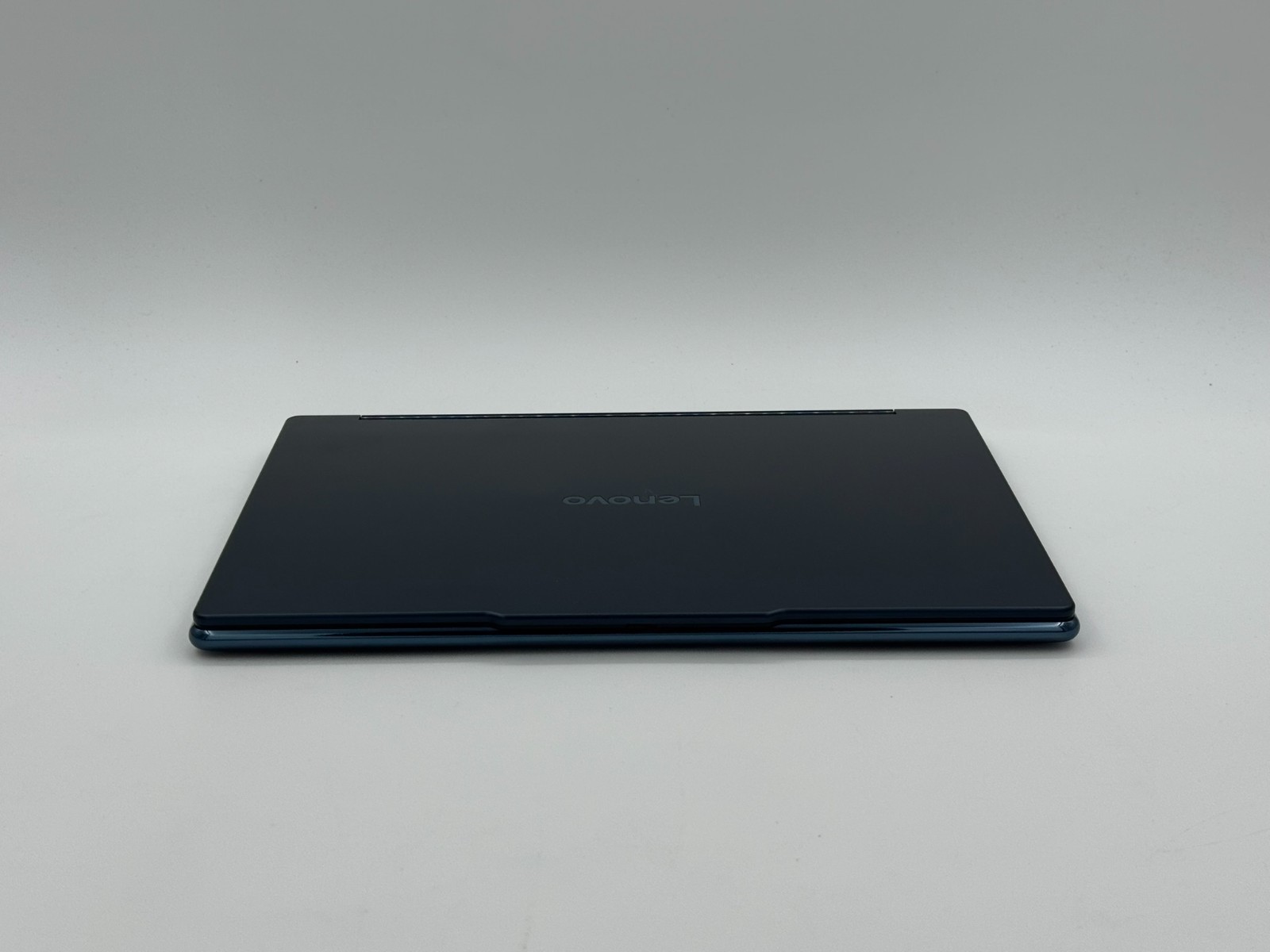 Lenovo Yoga 9i 2-in-1 Aura Edition 14″ 3K 120Hz OLED Touch Ultra 7 258V 32GB 1TB