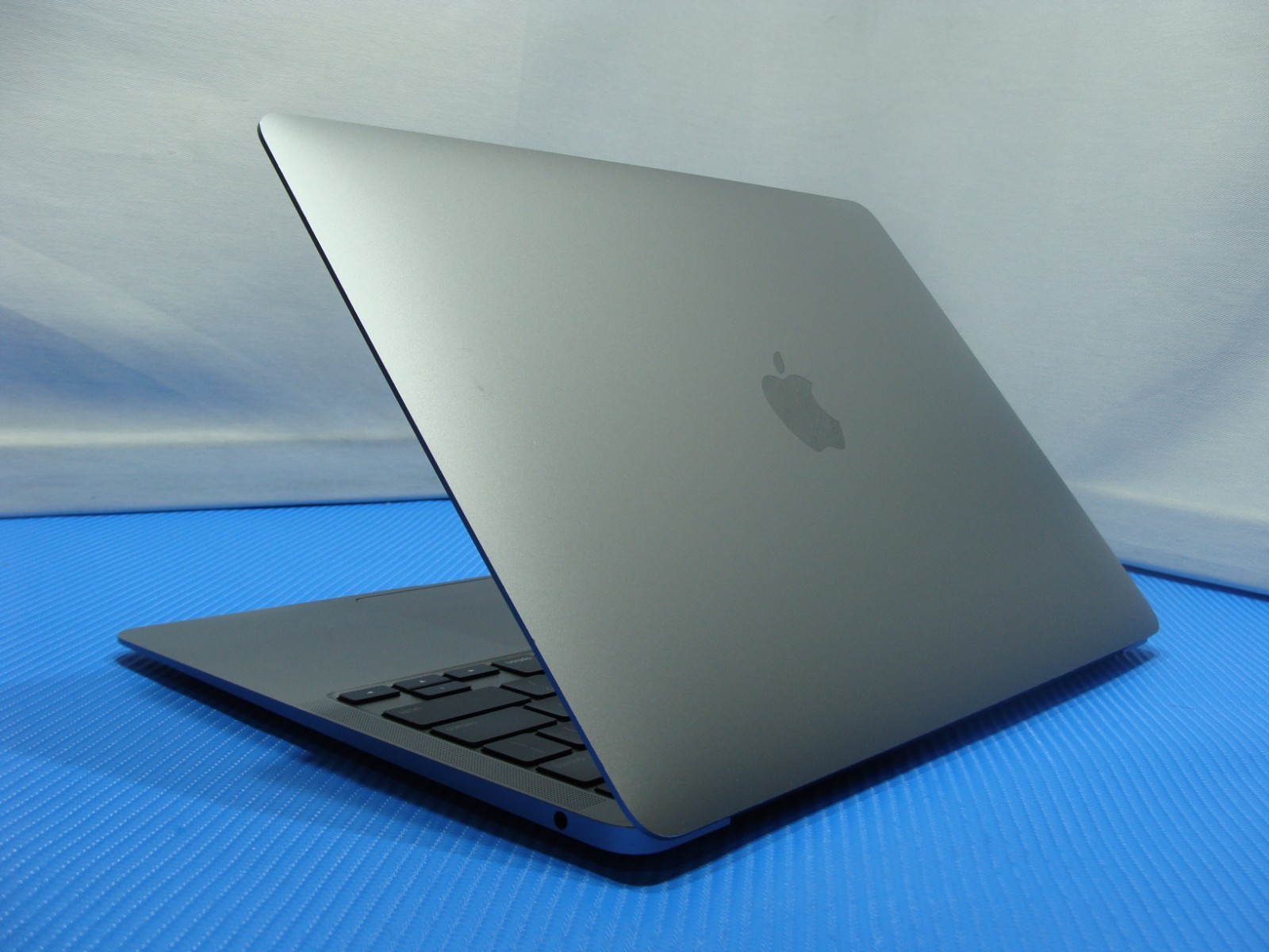 Apple MacBook Air A2337 13.3″ M1 (2020) 8CPU/7GPU 8GB 128GB MGN63LL/A +Charger