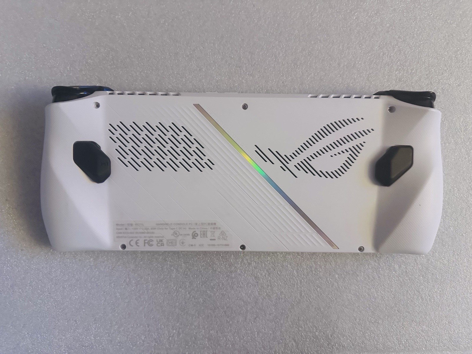 ASUS ROG Ally 7″ 120Hz FHD Touch AMD Ryzen Z1 16GB 512GB SSD White- No Box