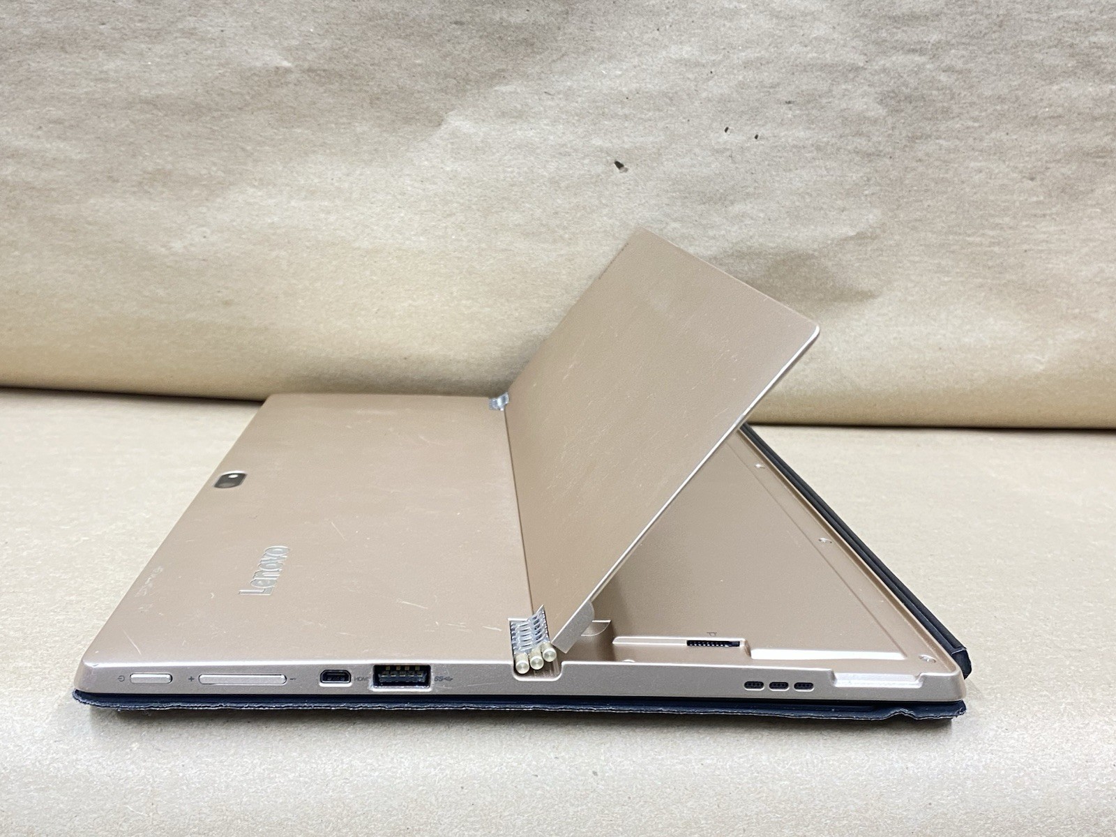 Lenovo 80QL – 12″ 2160*1440 – m5-6y54 – 4GB – 128GB SSD – Windows 10 Pro