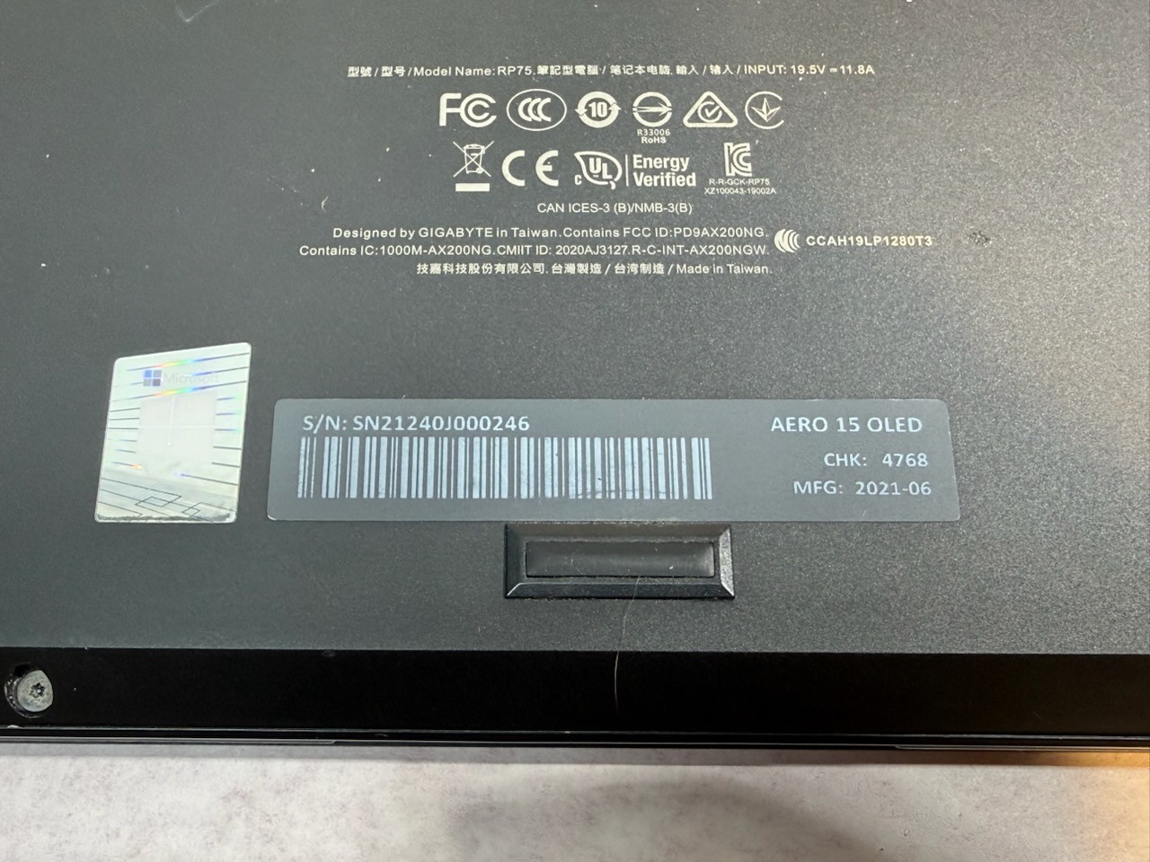 GIGABYTE AERO 15 OLED (1TB SSD, Intel Core i7-11800H, 2.3GHz, 16GB RAM, 3080) 