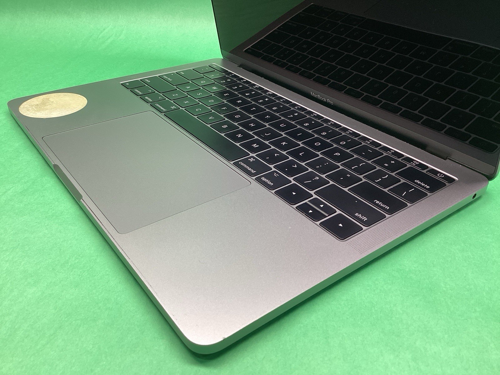 Apple Mid 2017 MacBook Pro A1708 – 13” Laptop – BROKEN SCREEN – BOOTS TO SETUP