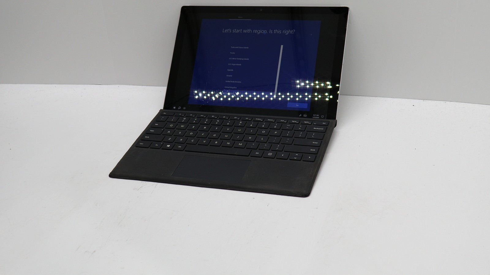 Microsoft Surface Pro 12″ i7-7660u 8GB 256GB – Fair READ DESC