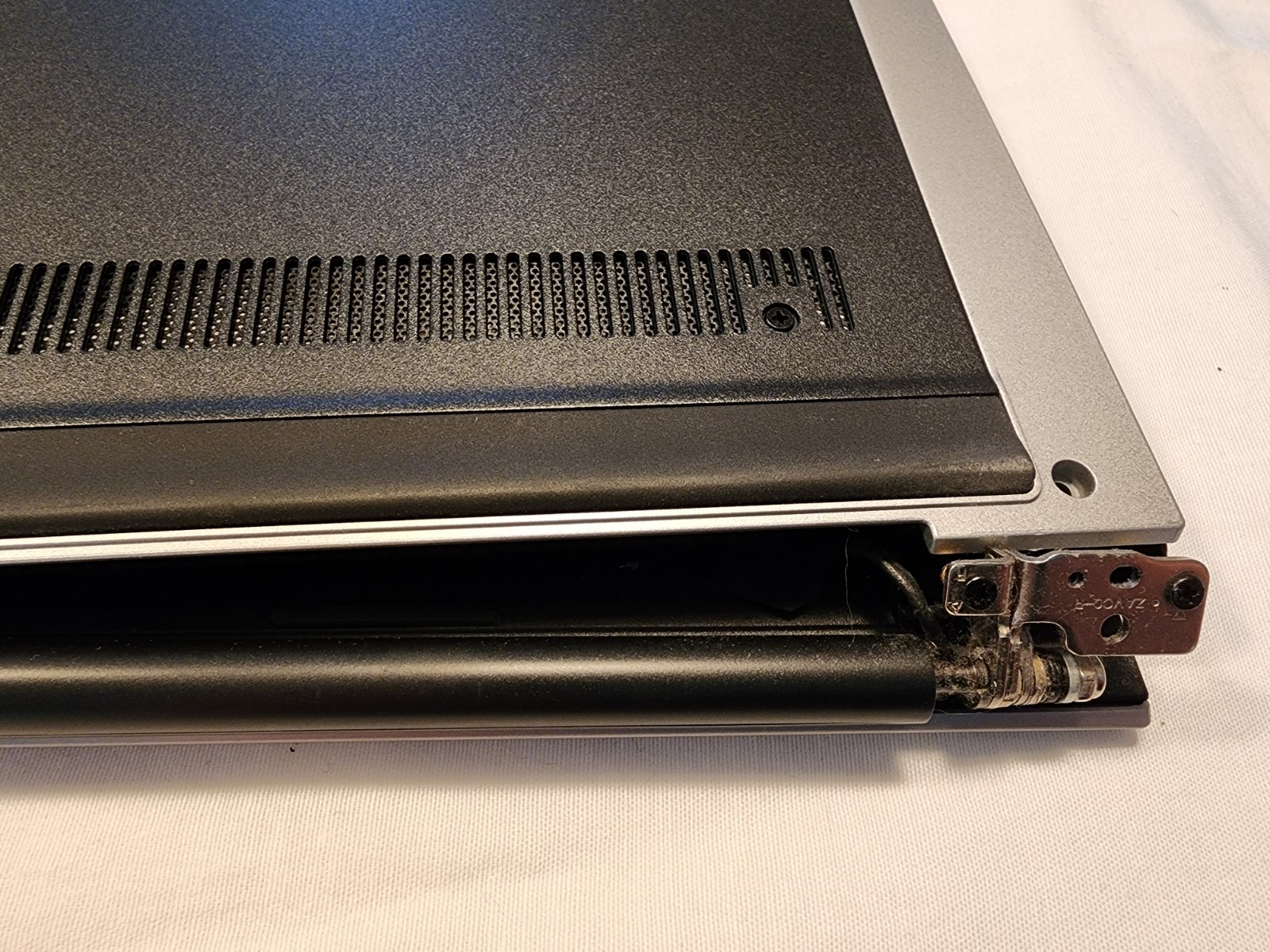 Dell Inspiron 15 5547 15.6″ i5-4210U 8GB RAM 1TB HDD – WORKS – NEEDS HINGE