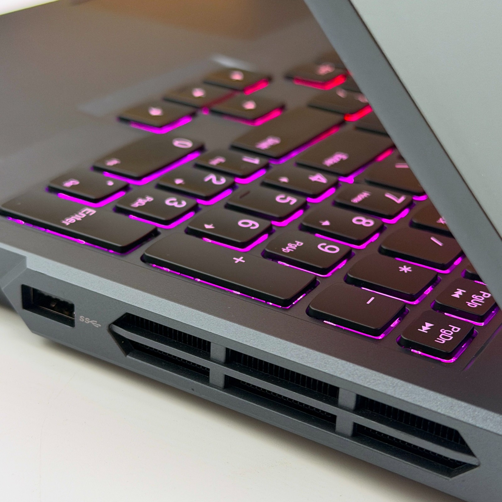 Lenovo Legion Pro 16″ CORE i9-13900HX RTX 4070 8GB 32GB RAM 1TB 240Hz – GAMING