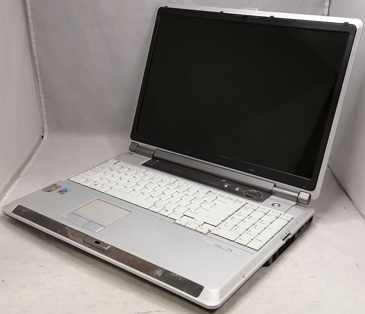 FOR PARTS 17″ Fujitsu Lifebook N6110 (Pentium M 750/1.86 GHz/2 GB RAM/NO HDD)