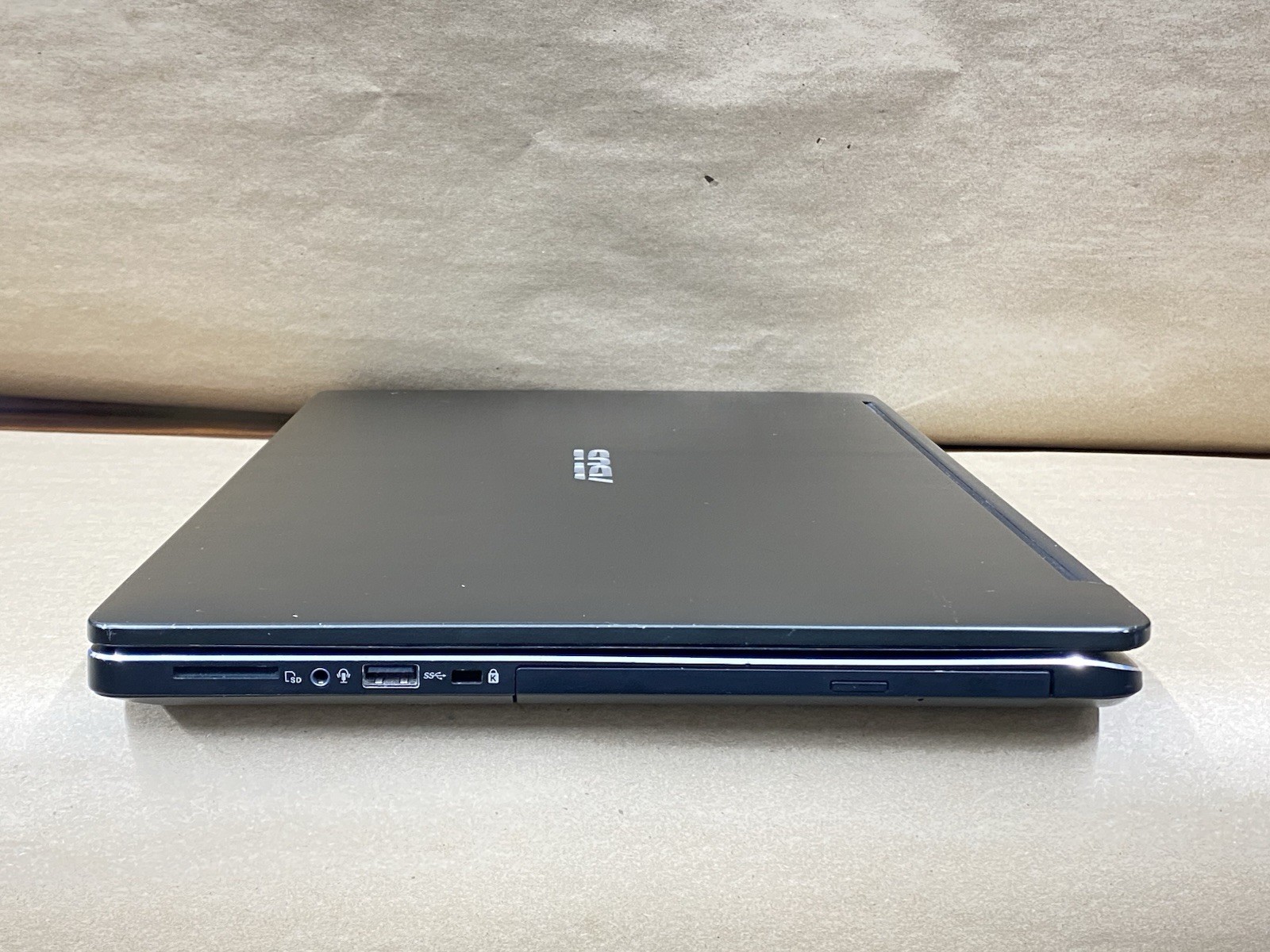 Asus Q552UB – 16″ 1920×1080 – i7-6500U – 8GB – 128GB SSD – Windows 10 Pro