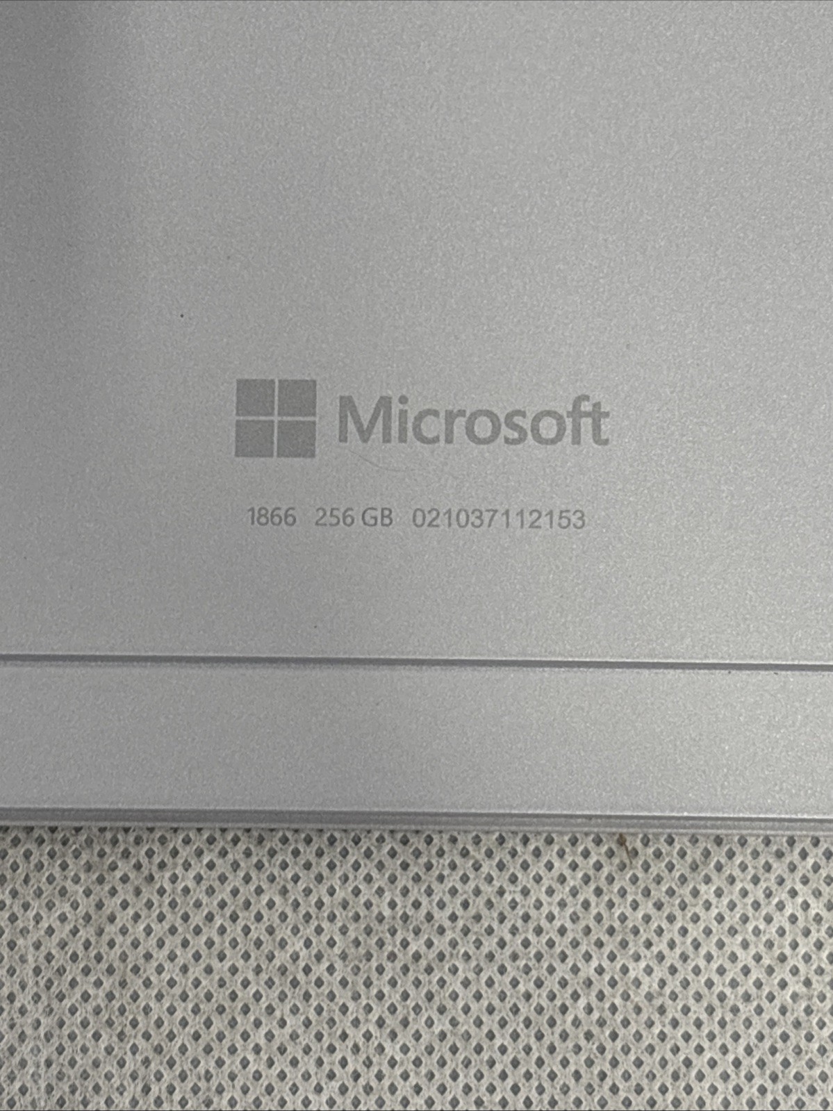 Microsoft Surface Pro 7 (1866) 12.3″ (256GB, Intel i5 10th, 16GB) – *LCD Spot*