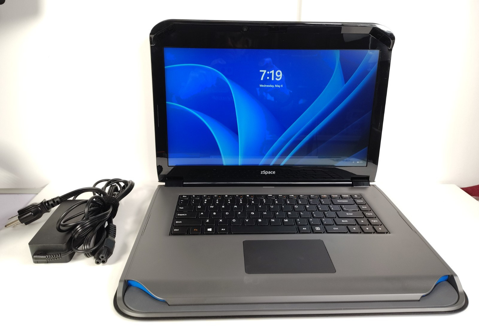 zSpace W1847 15.6″ AMD A9-9420 3GHz 256GB SSD 8GB DDR4 Windows 11 Pro w/ Adapter