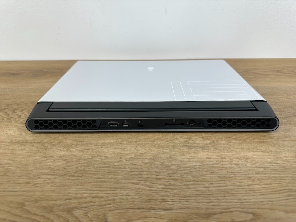 Alienware M15 R3 Core i7 10875H 32GB DDR4 Nvidia RTX 2070 Super 512GB SSD
