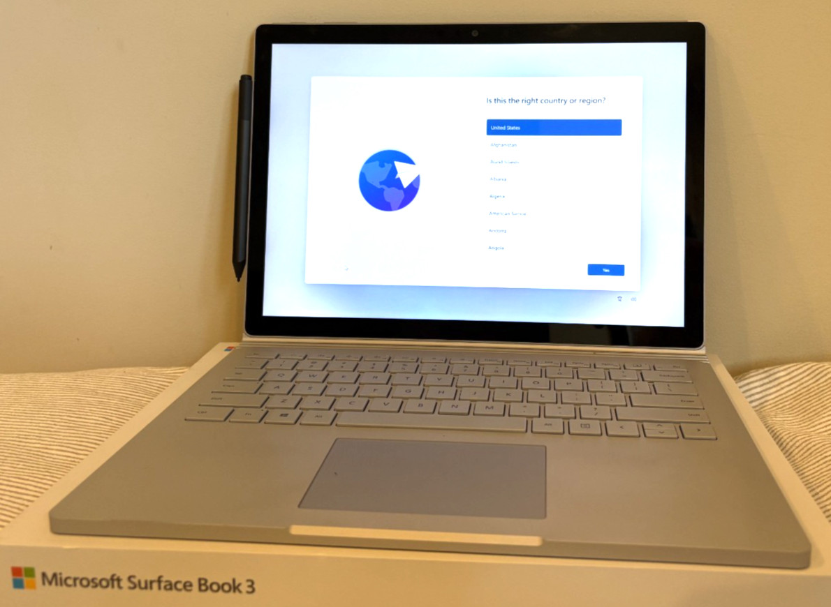 Microsoft Surface Book 3 13.5″ Touchscreen w/ Surface Pen (Intel i7, 256GB SSD)