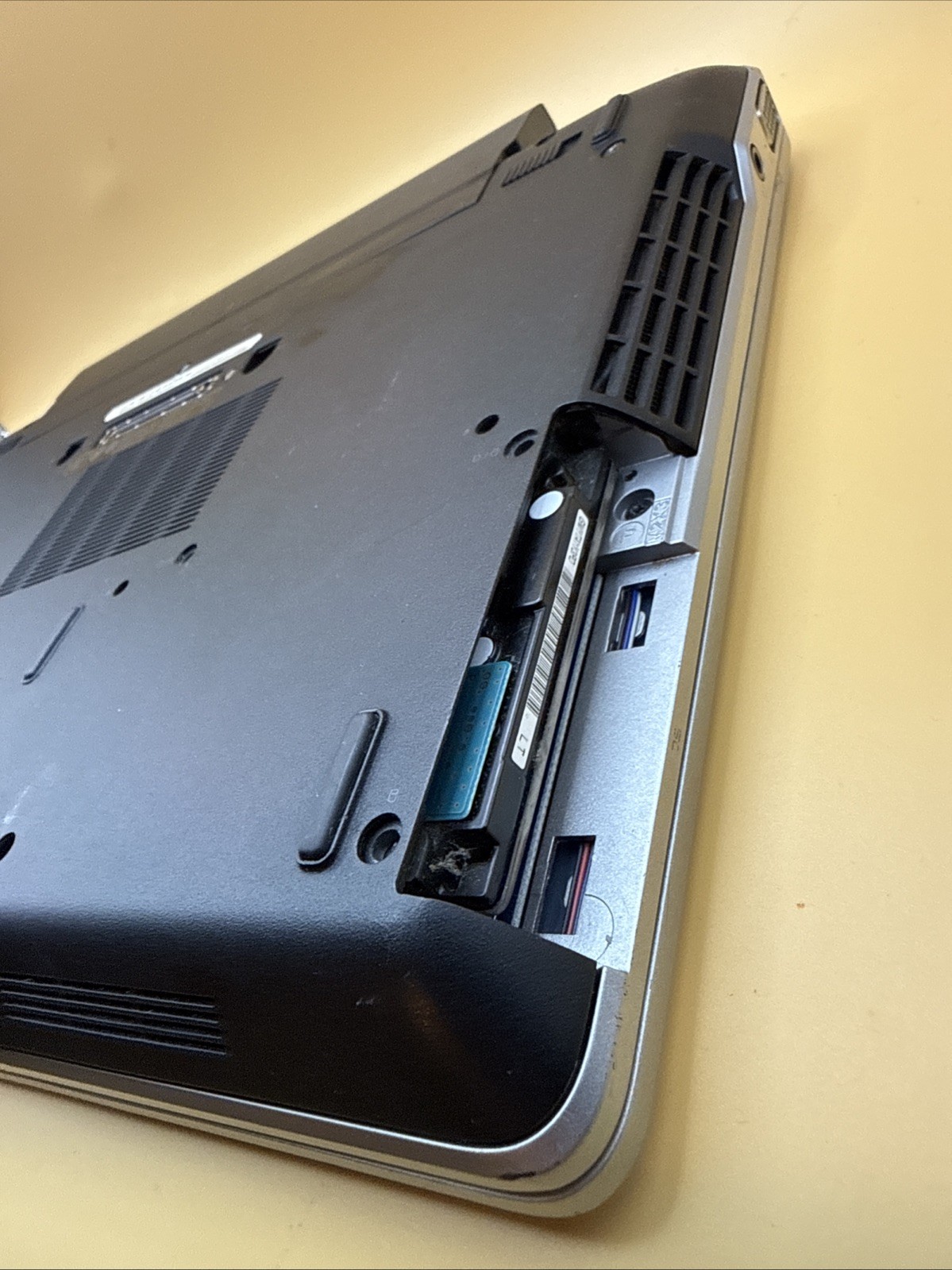DELL LATITUDE E6320 Laptop w/ Intel Core i5-2520M 2.50 GHZ + 8 GB Parts Only