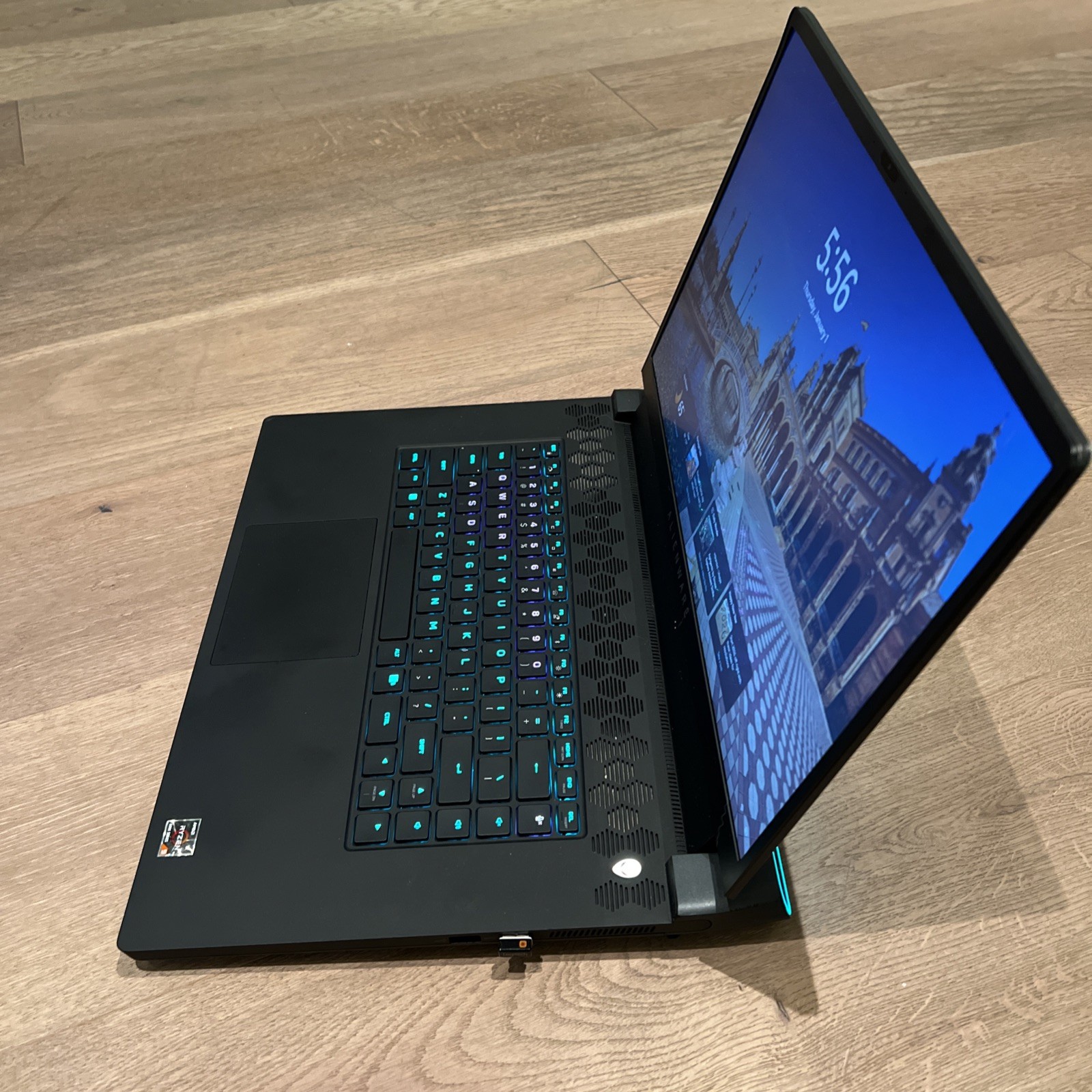 Alienware m17 r5 amd ryzen 9 6900HX 32GB RAM Windows 11 Home 8GB Graphics Card
