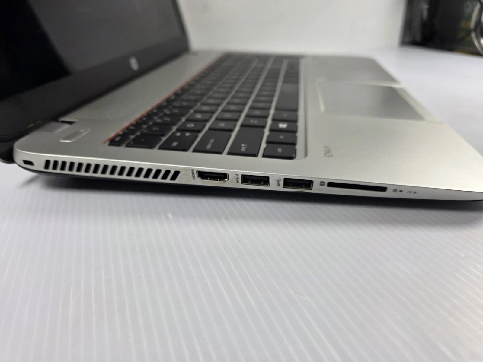 HP ENVY i7-6700HQ CPU TouchSmart 15-q493cl 2.60GHz – 12GB Ram 1TB 15.6 FHD LED