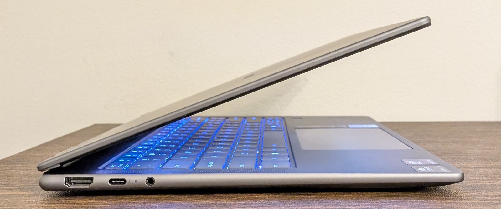 Lenovo Yoga 7i 2-in-1 14″ FHD+ OLED Touch (Core Ultra 5 226V, 16GB/512GB SSD)