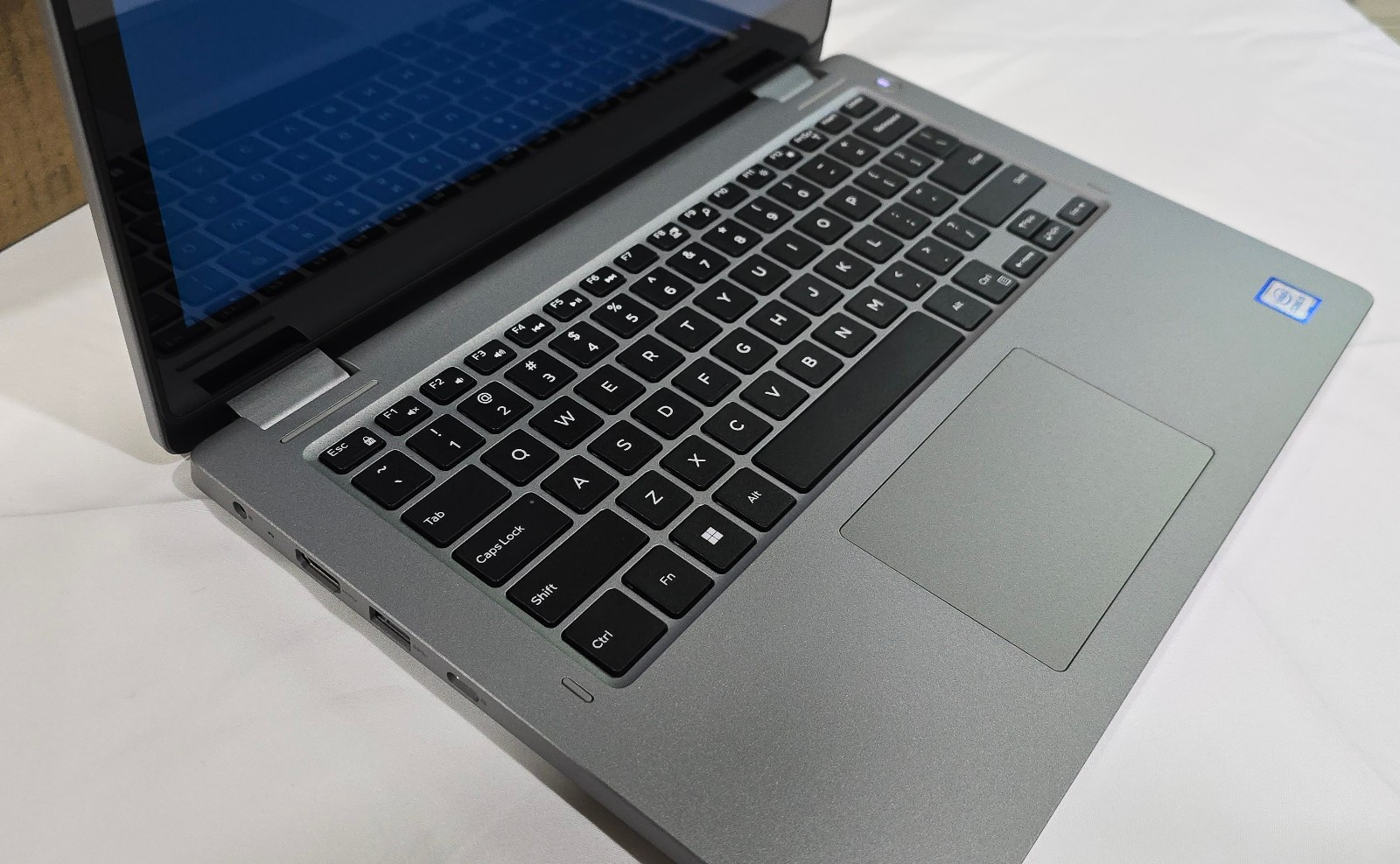 Dell Latitude 3310 2-in-1 Touchscreen 13.3″ FHD Laptop – i5-8265U 8GB 256GB SSD