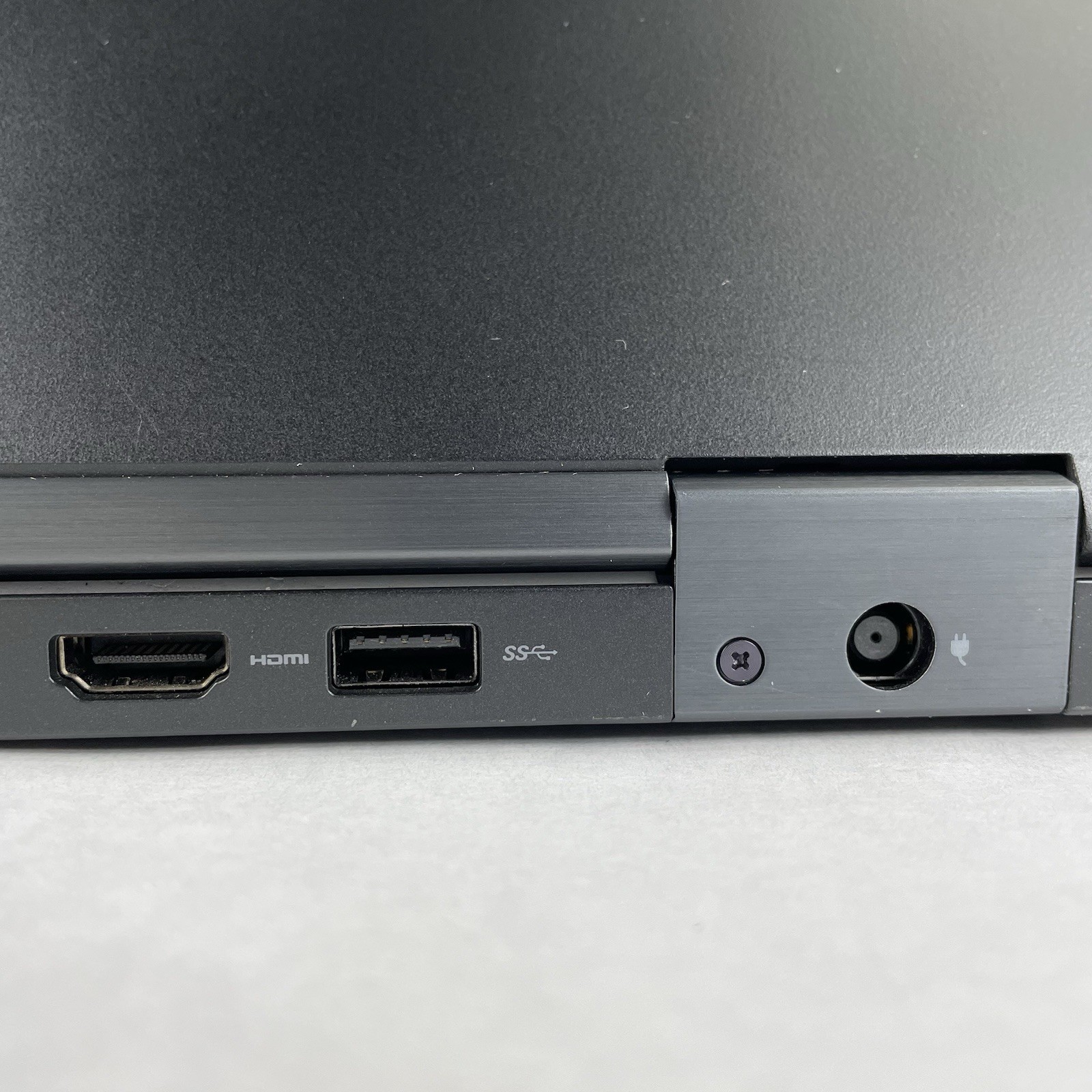 Dell Latitude 5580 15.6″ i5-6300U 2.40 GHz 8 GB RAM No SSD No OS No AC