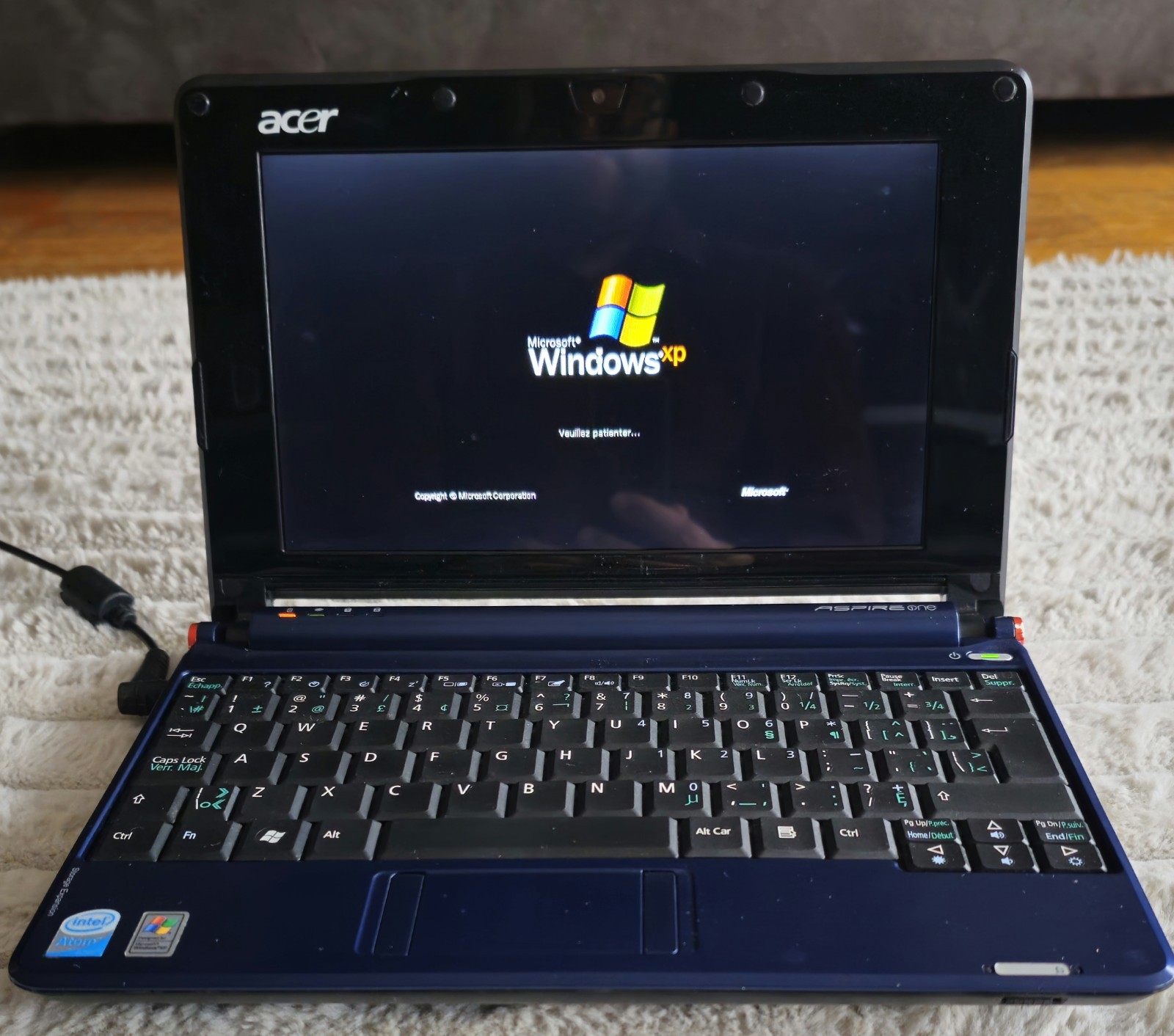 Acer Aspire One ZG5 Netbook Intel Atom Windows XP Portable + Charger – Working