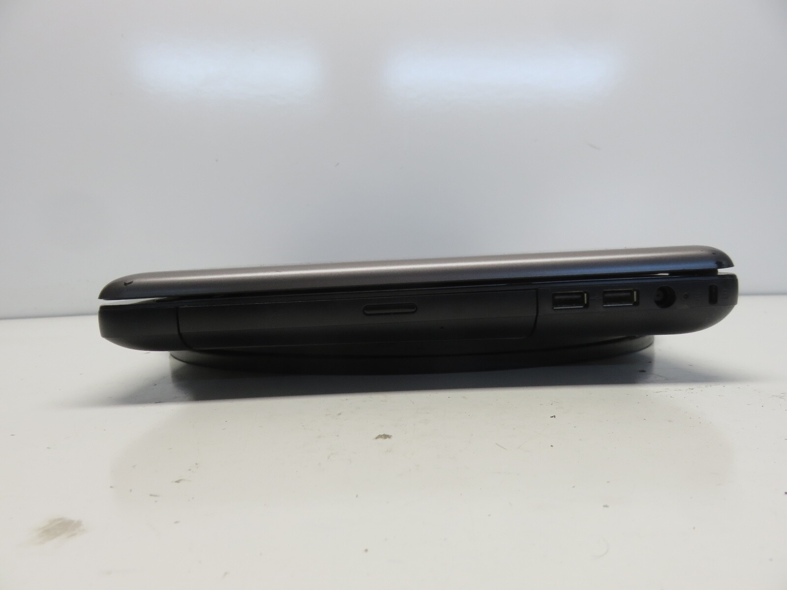 HP 2000 Notebook PC AMD E-300 1.3 GHz 2 GB NO HDD No Batt