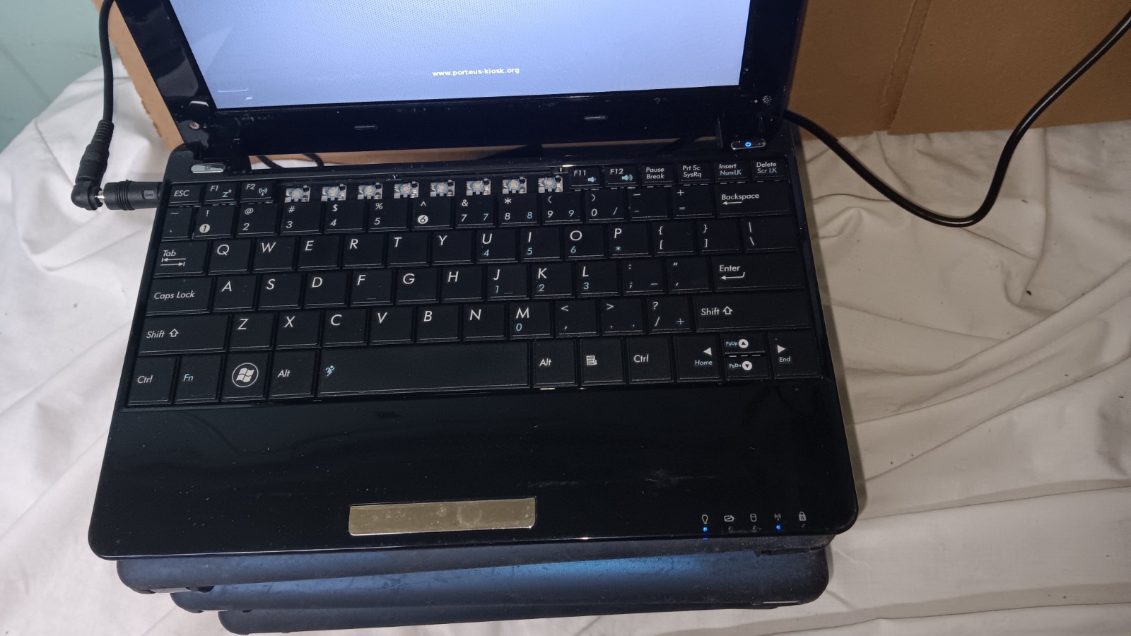 Lot of 6 ASUS EEe PC Mini Netbooks Laptops Intel Atom 1.6 GHz 160 GB HD Linux OS